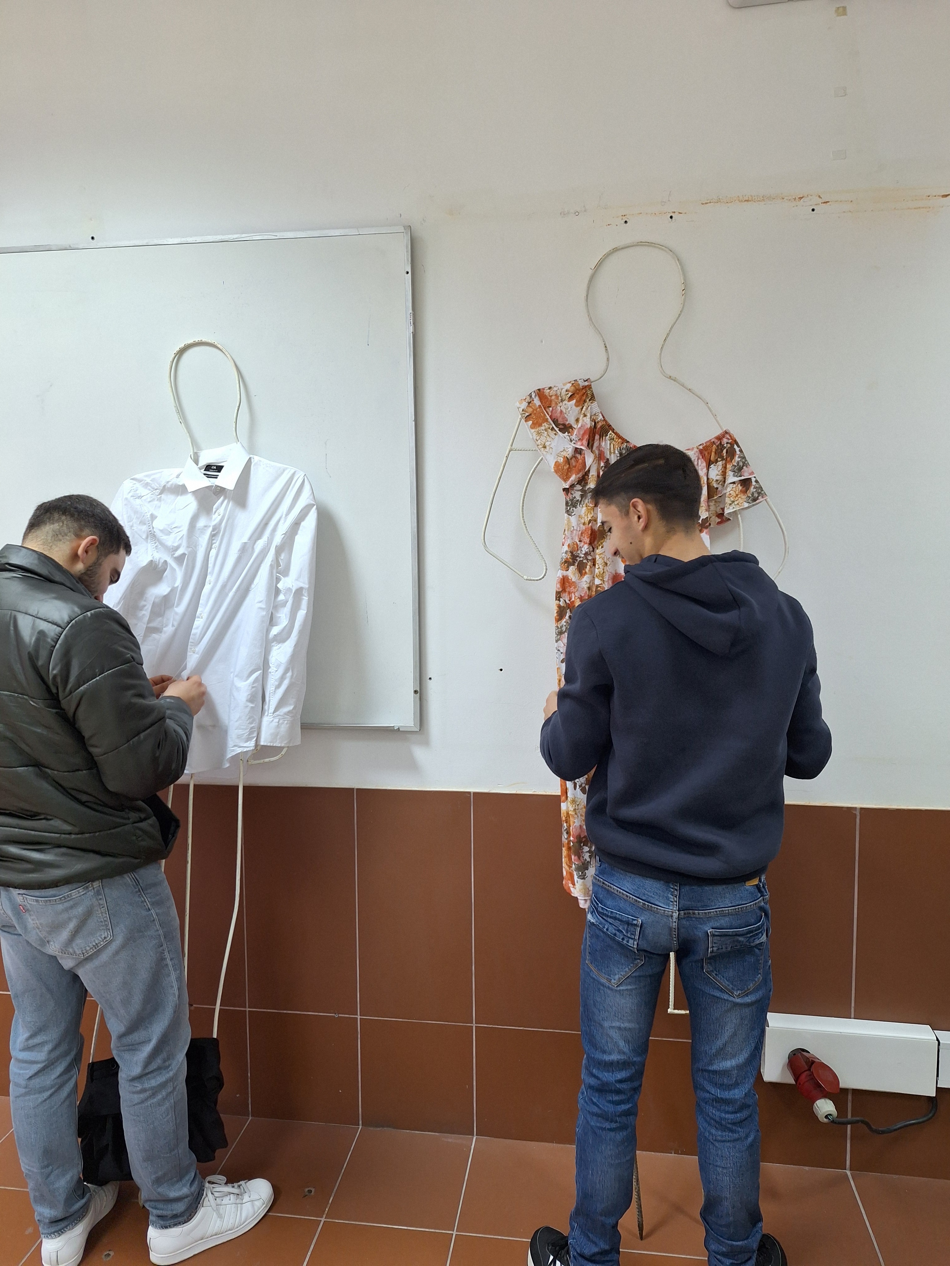 Preparação dos espantalhos permanentes na nossa horta.