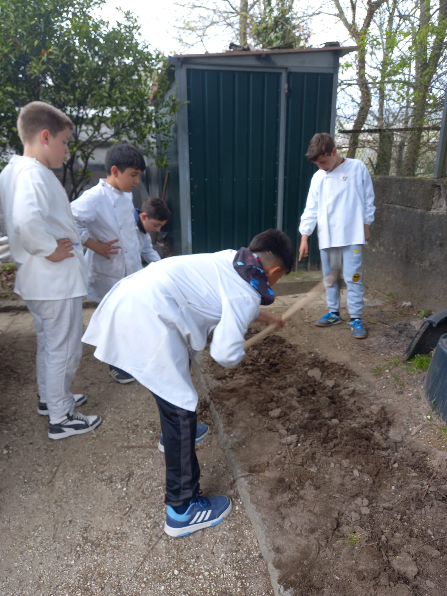Adubar a terra com a compostagem