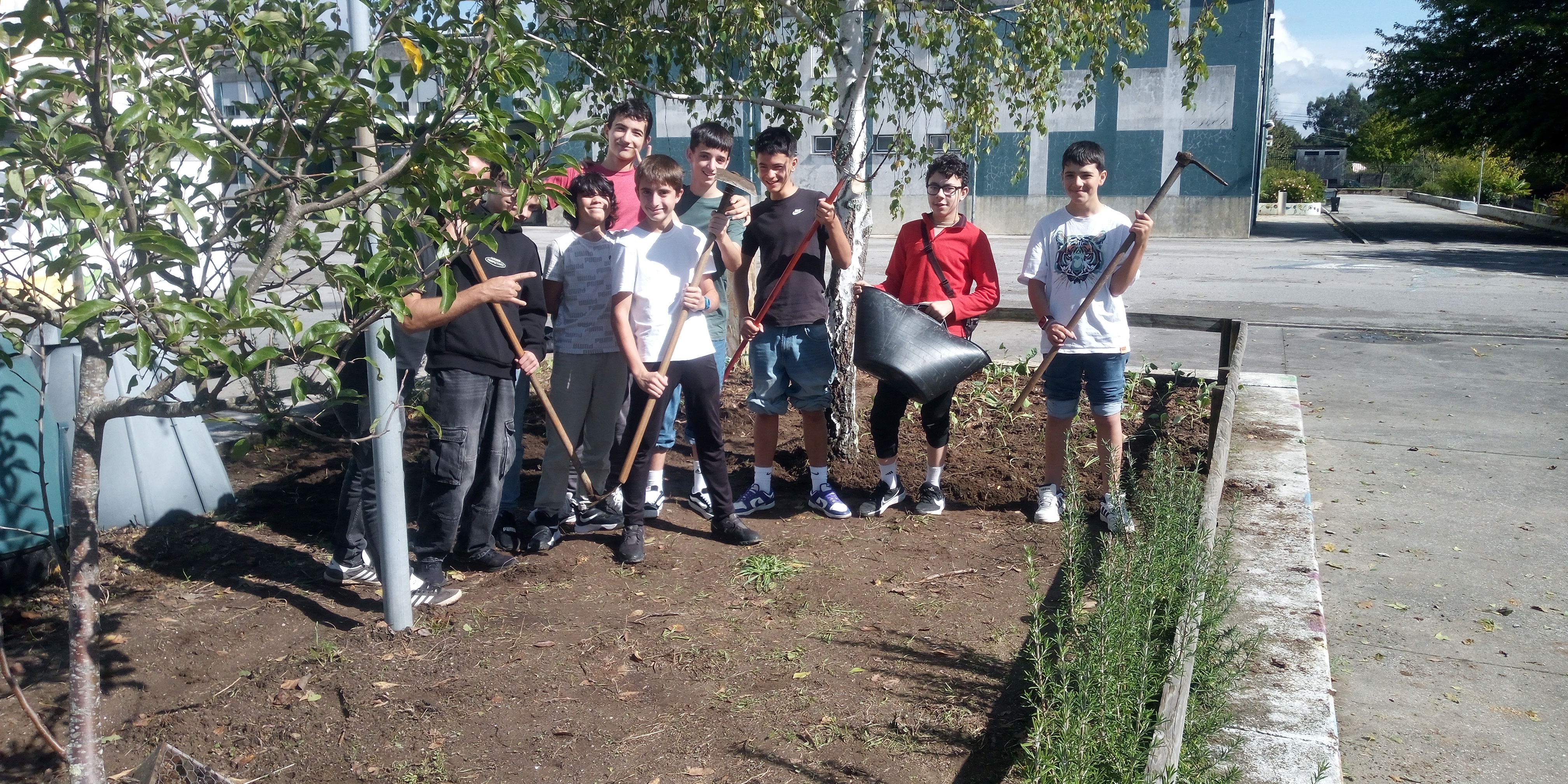 Preparação do terreno pelos alunos do clube do ambiente, integrado no projeto "Horta Pedagógica".