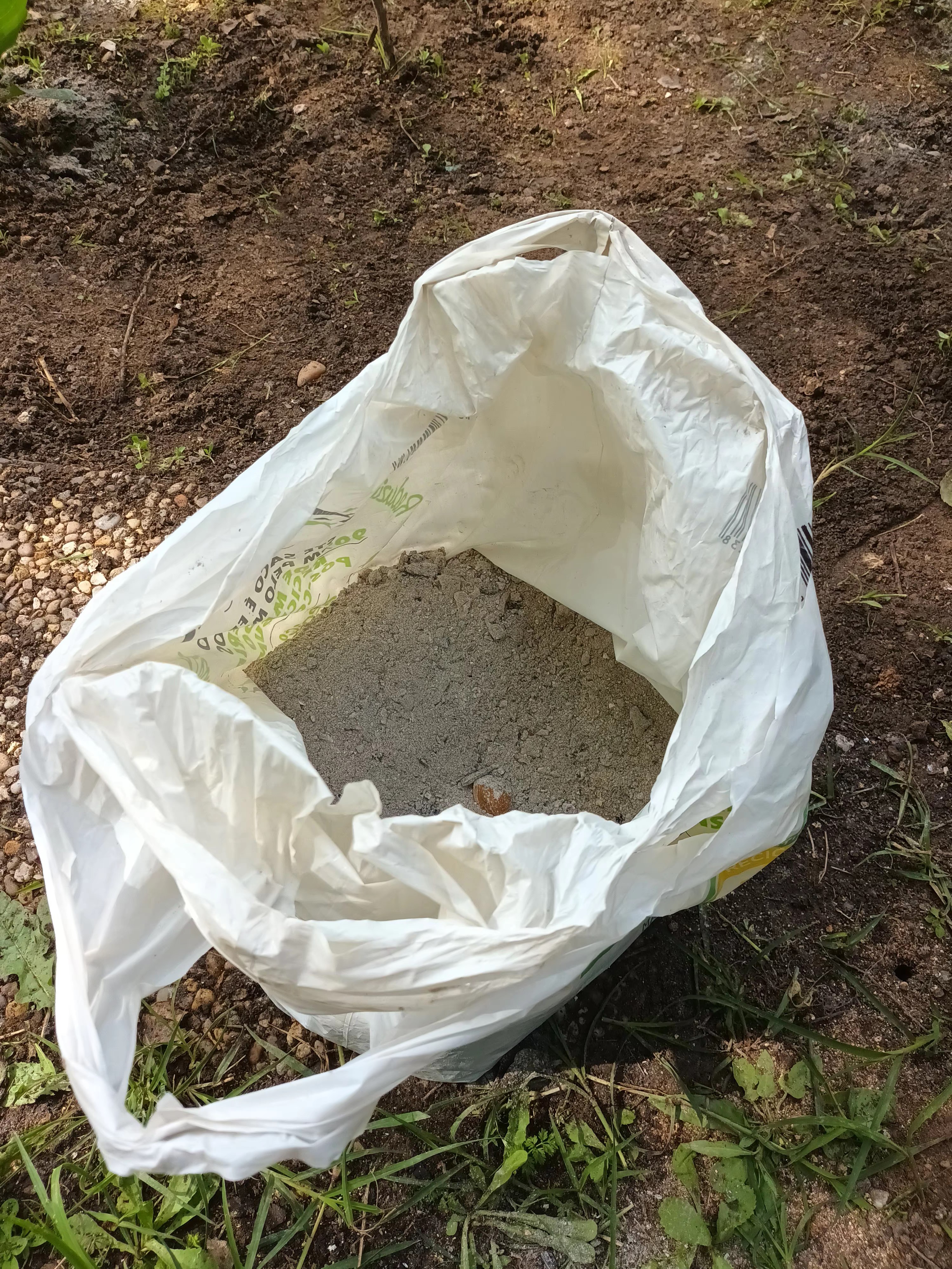 Colocação de cinza na terra