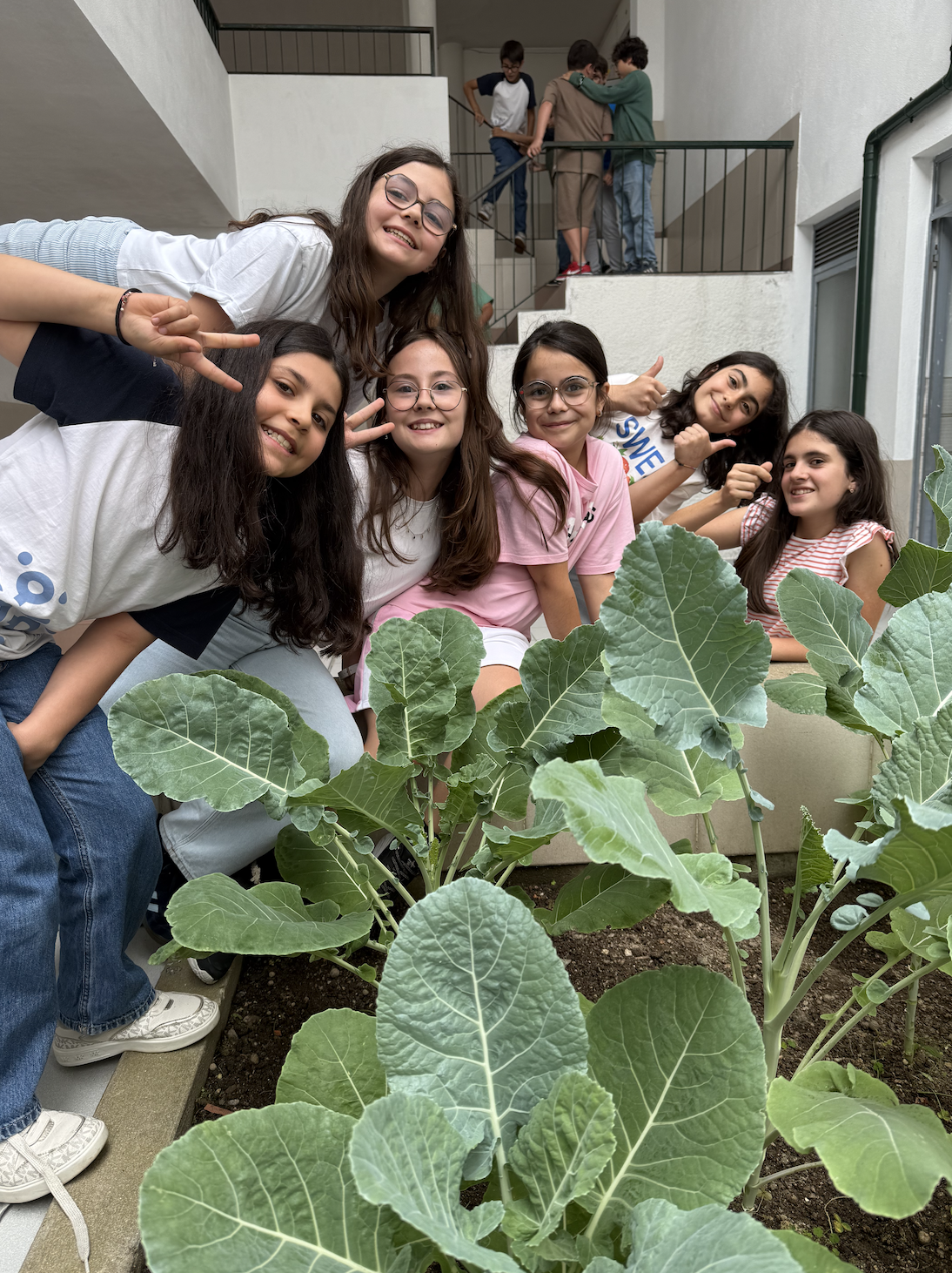 Alunas após a monda das Brassicas.