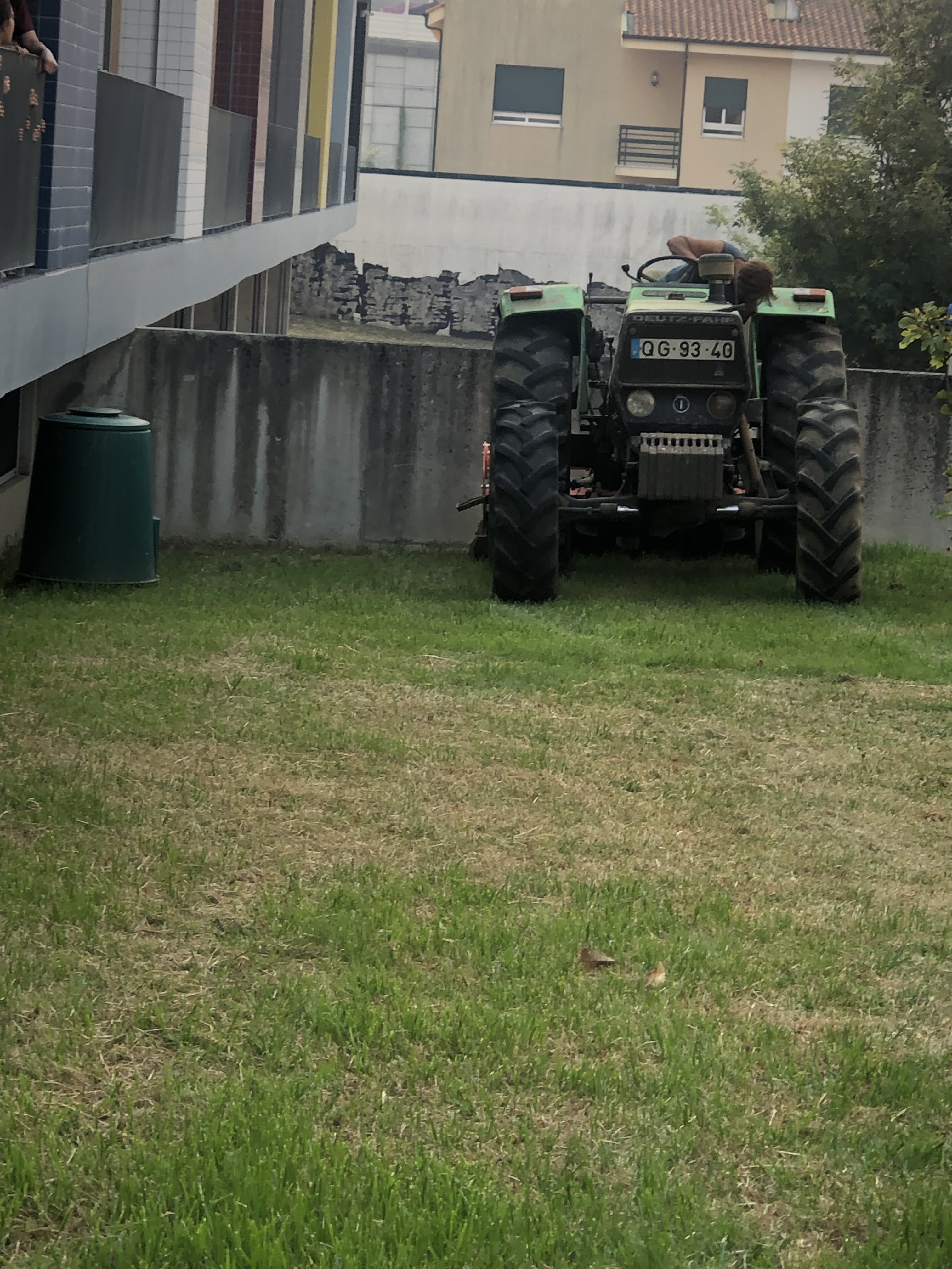 Seleção do espaço e preparação do terreno com o trator.