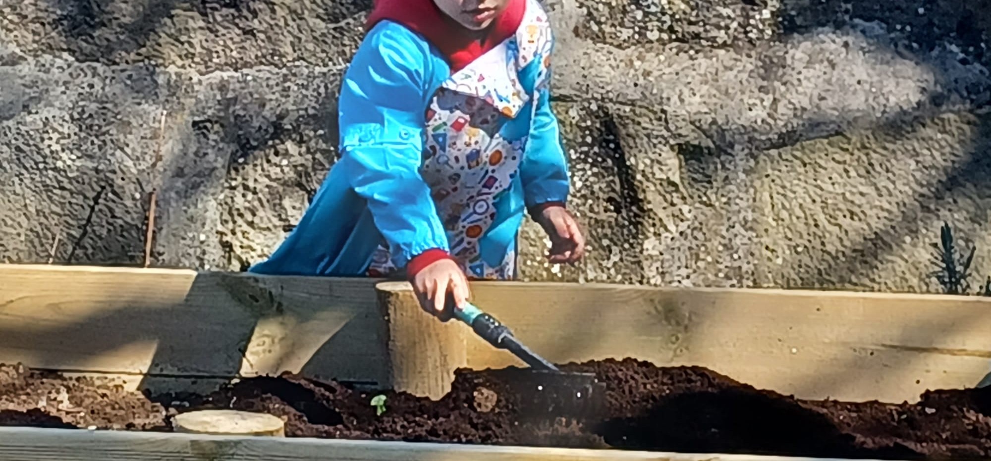 Um grupo da Educação Pré-escolar ficou responsável por repor terra nas caixas novas e composto vegetal.