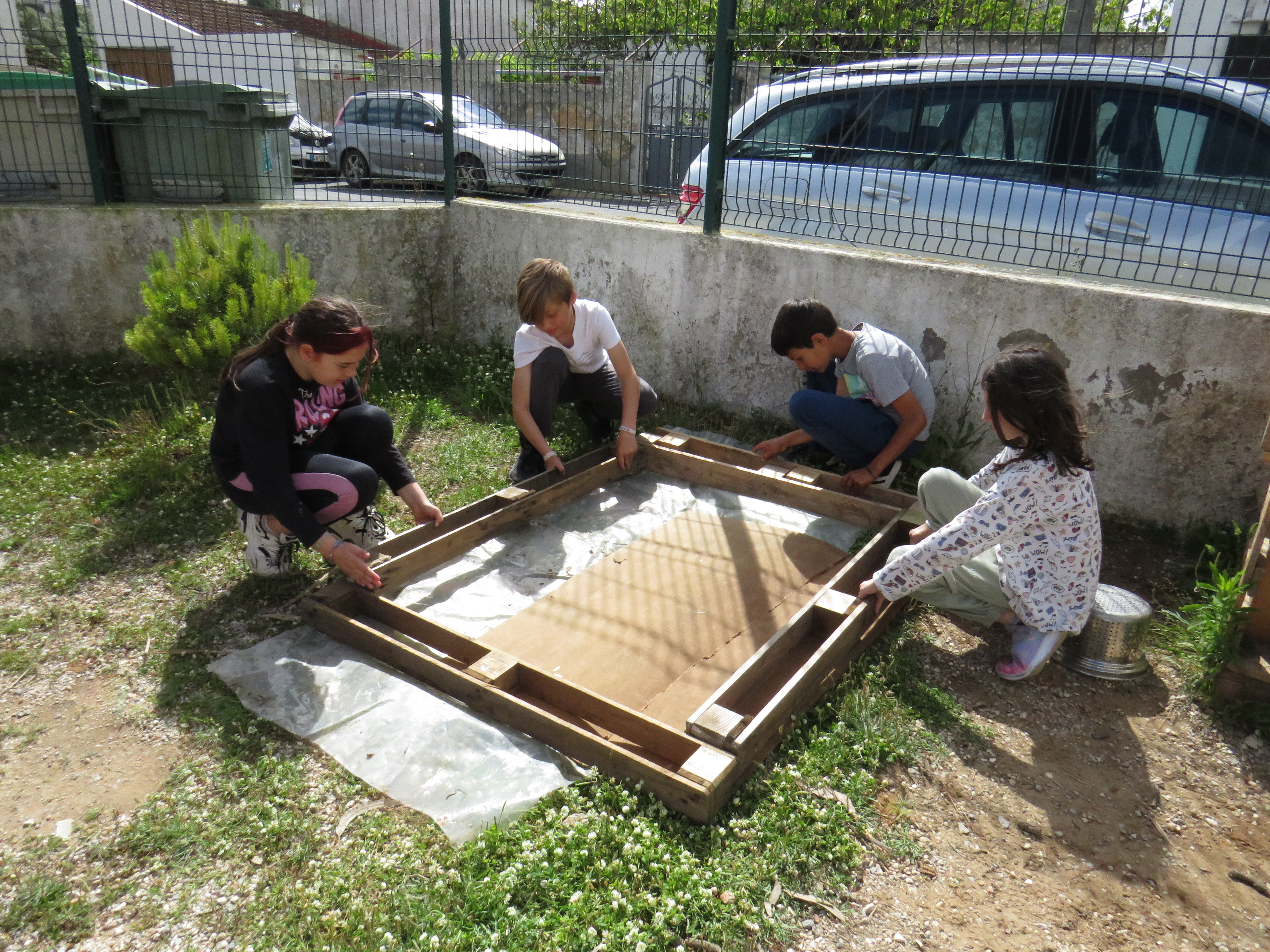 PREPARAÇÃO E CONSTRUÇÃO
Preparação do espaço destinado para a Horta e do terreno com colocação da terra, sementes e plantas, procurando a diversidade apesar do espaço reduzido.