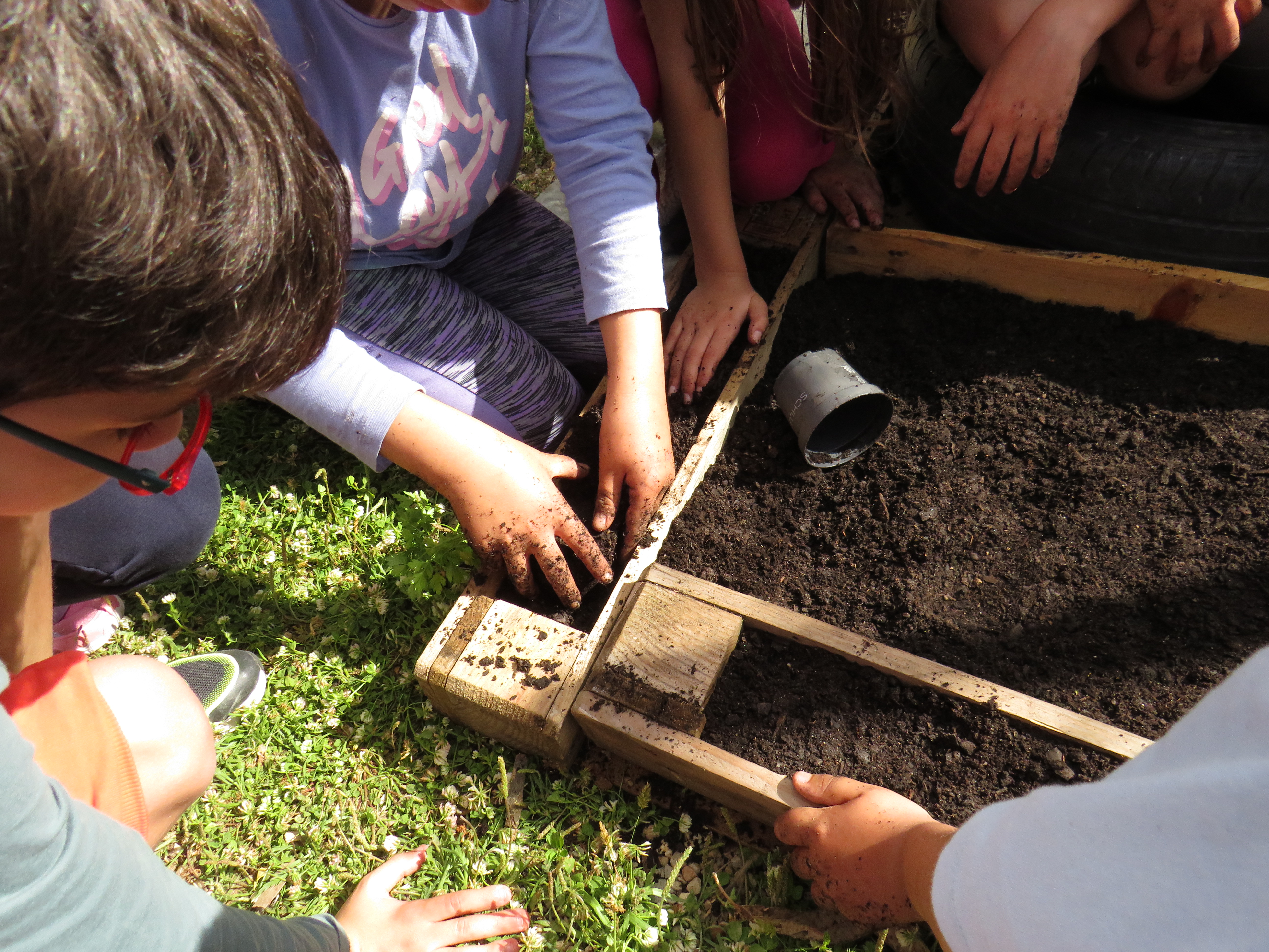 PREPARAÇÃO E CONSTRUÇÃO
Preparação do espaço destinado para a Horta e do terreno com colocação da terra, sementes e plantas, procurando a diversidade apesar do espaço reduzido.