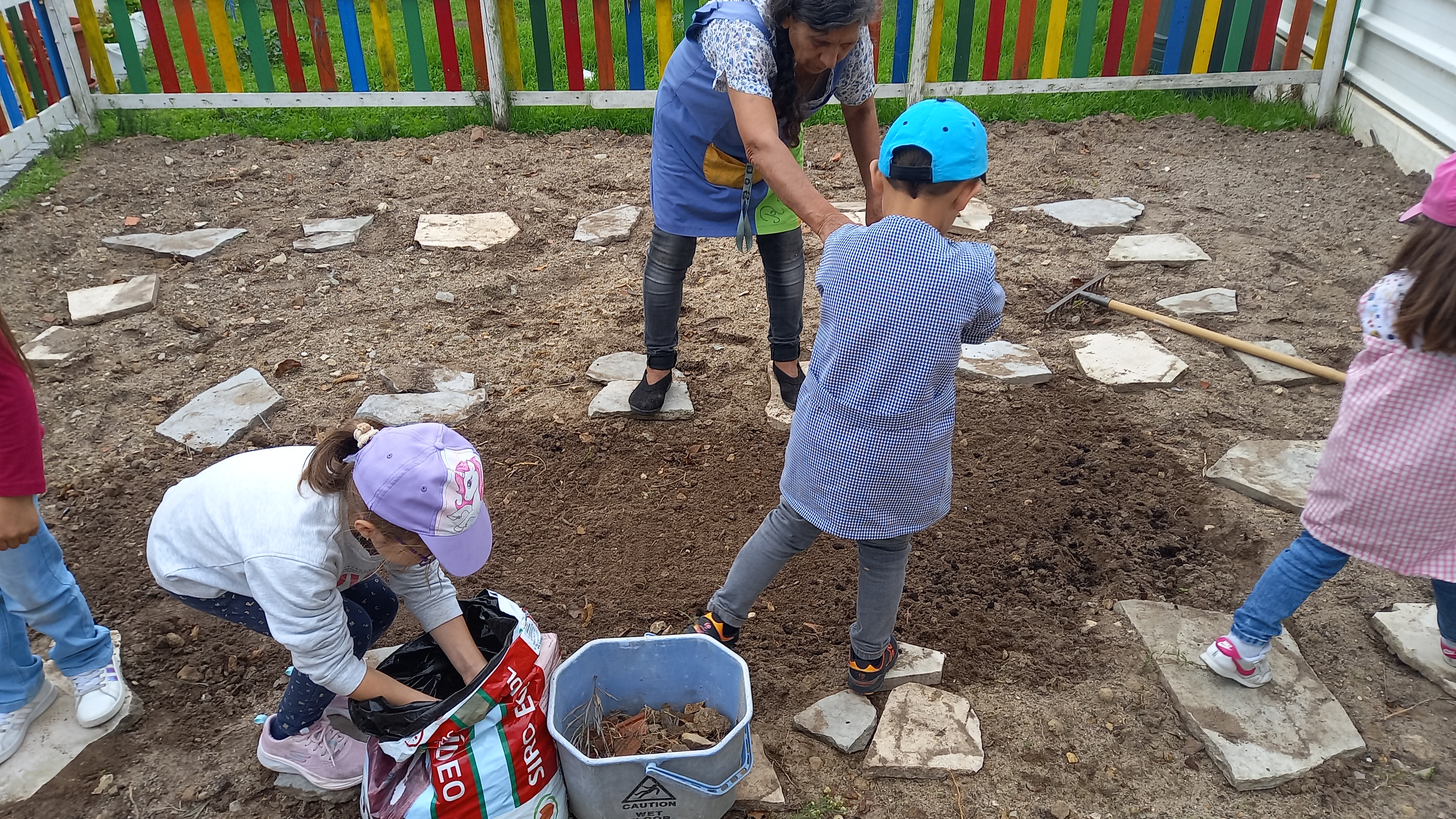 Os alunos que tinham estado a trabalhar a história "O Nabo Gigante" na Semana da Alimentação. No dia que fomos para a Horta, os mesmos viram e semearam os Nabos.