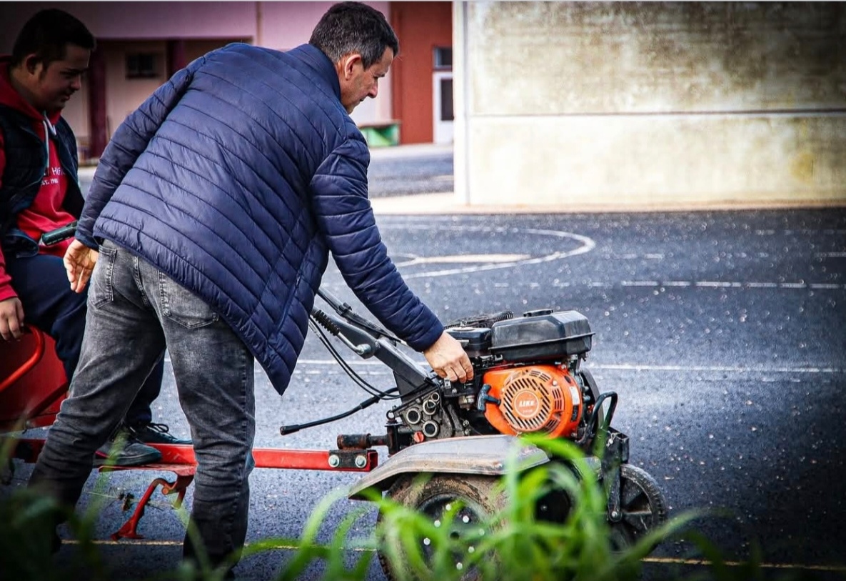 Preparação do trator para transportar as crianças do 1º ciclo para a plantação das alfaces.
O trator utilizado para fresar a terra pelos alunos e o professor Hélder.
