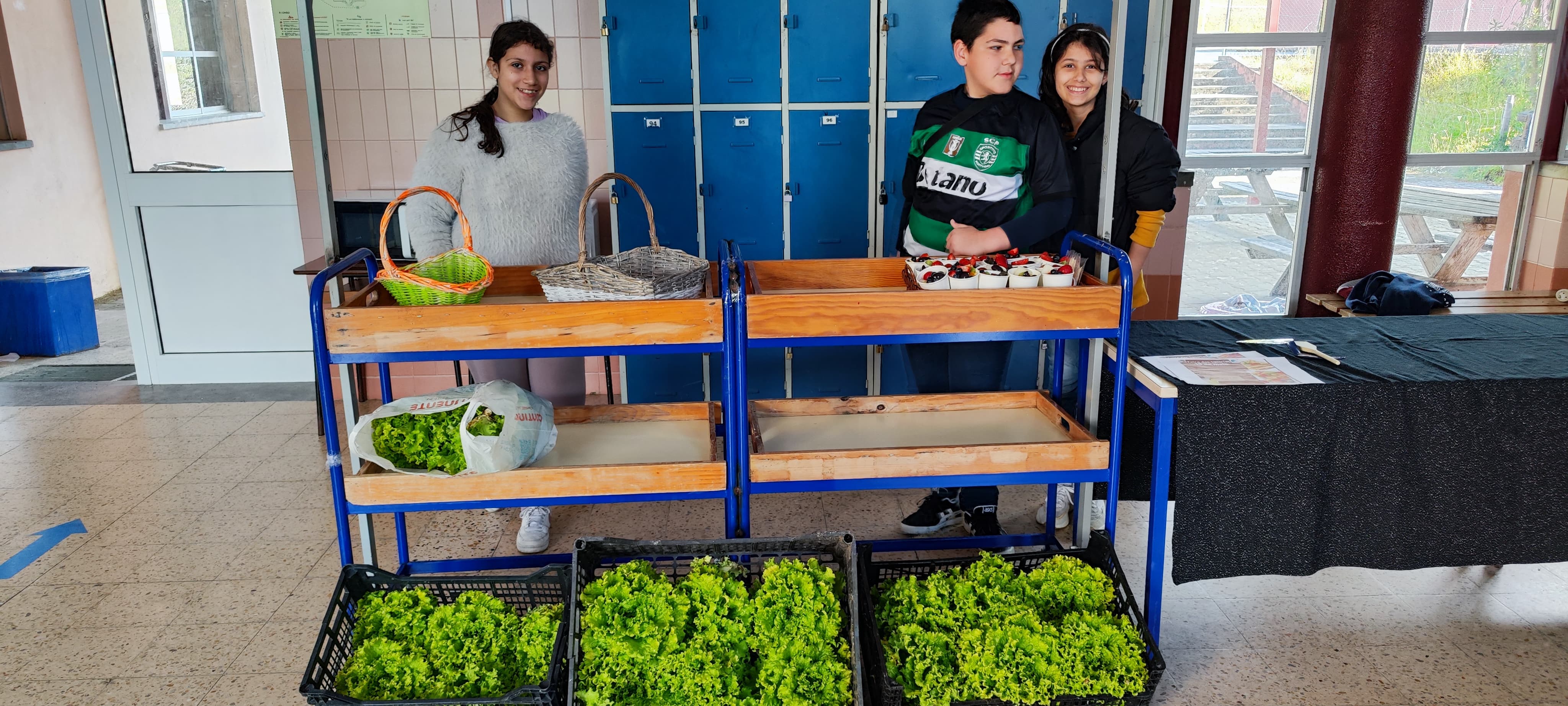 Os alunos do Projeto InCluirte a distribuir as alfaces na feira do Dia do Eco-Escolas,