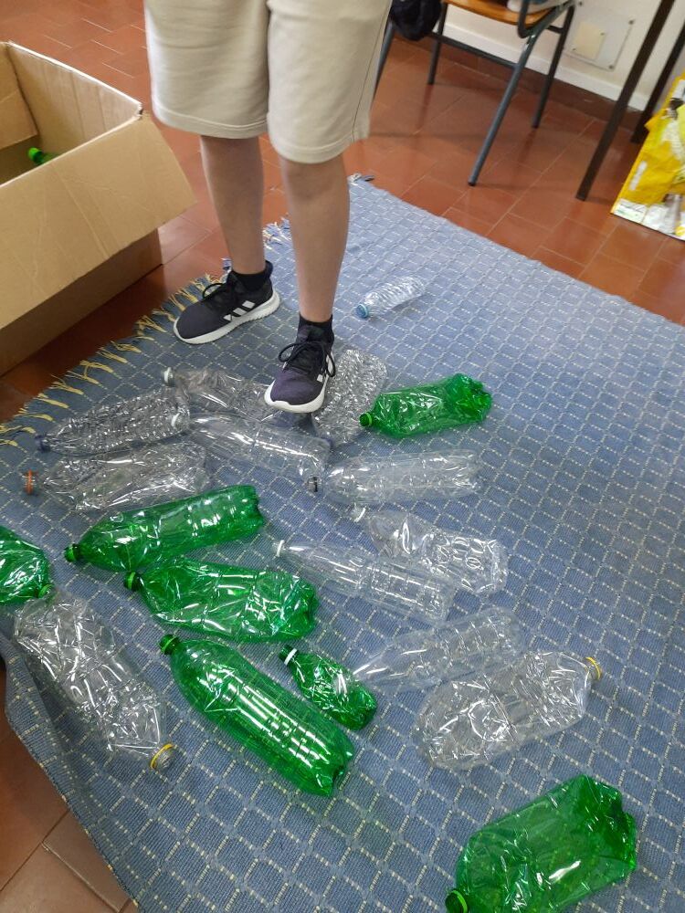 Preparação de embalagens para colocar numa horta vertical.