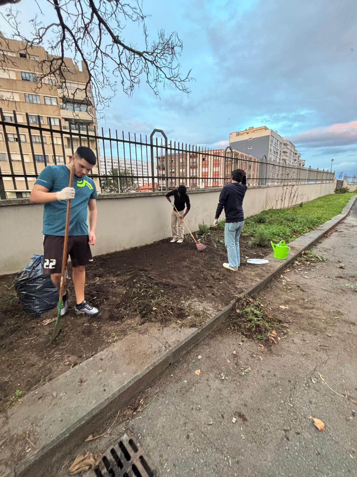 Preparação do terreno da horta
No início os alunos arrancaram as ervas e preparam o terreno para o cultivo inicial.
