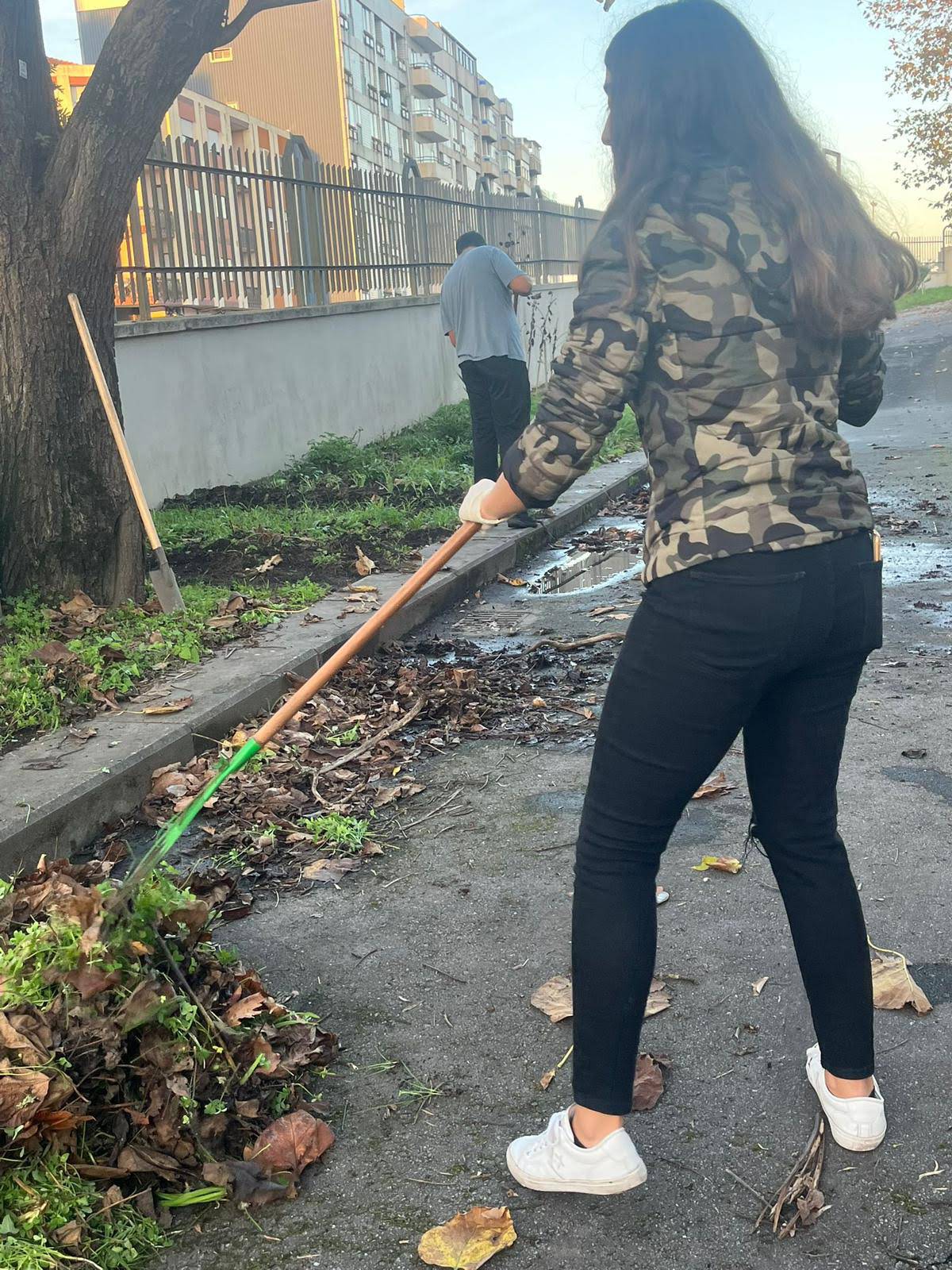 Preparação do terreno da horta
No início os alunos arrancaram as ervas e preparam o terreno para o cultivo inicial.