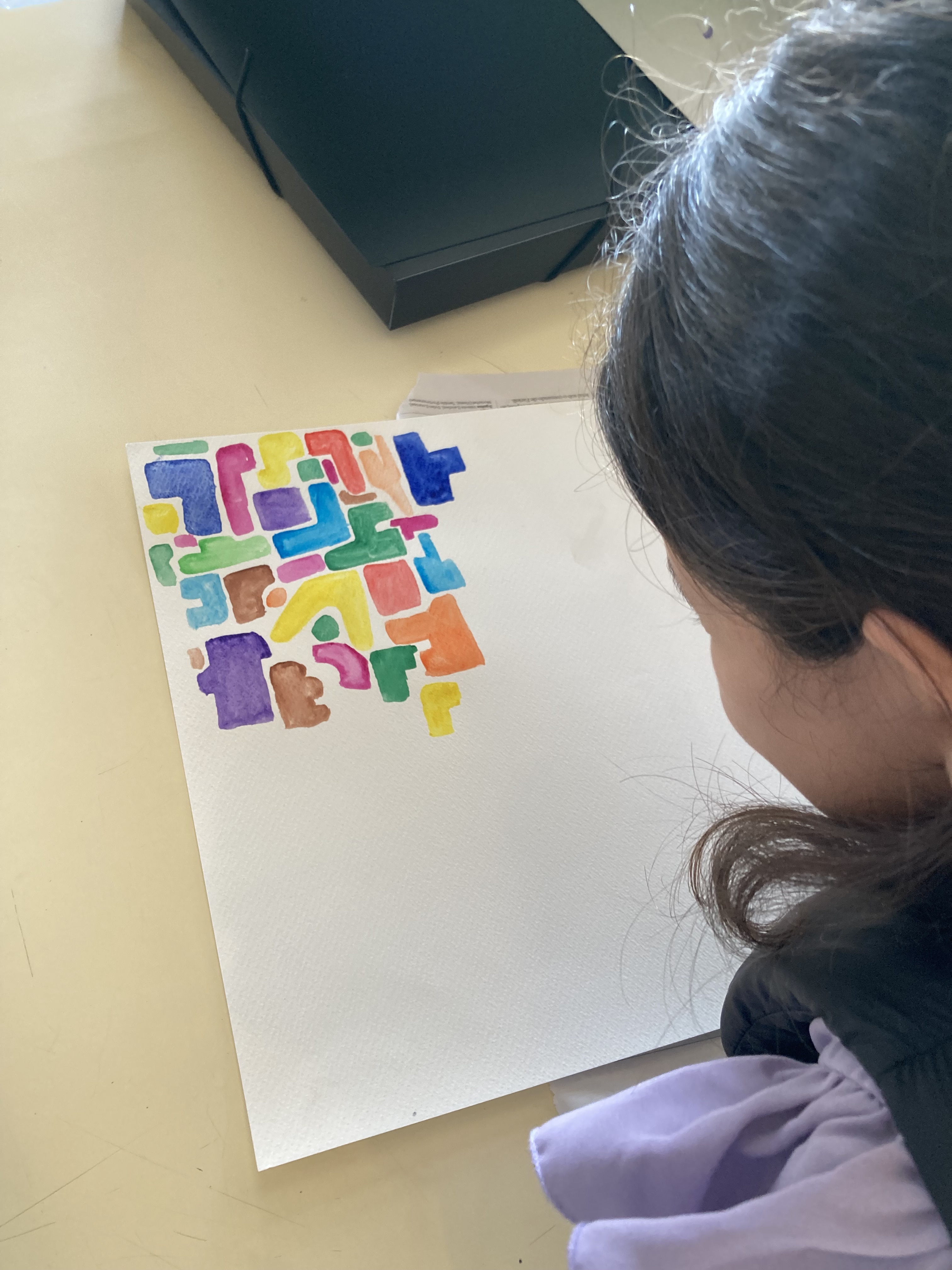 Fase de planeamento e exploração artística, onde os alunos foram desafiados a pensar em formas criativas de valorizar a horta escolar. Nesta etapa inicial, foi utilizada a técnica de pintura com guache para experimentar cores, padrões e ideias que seriam