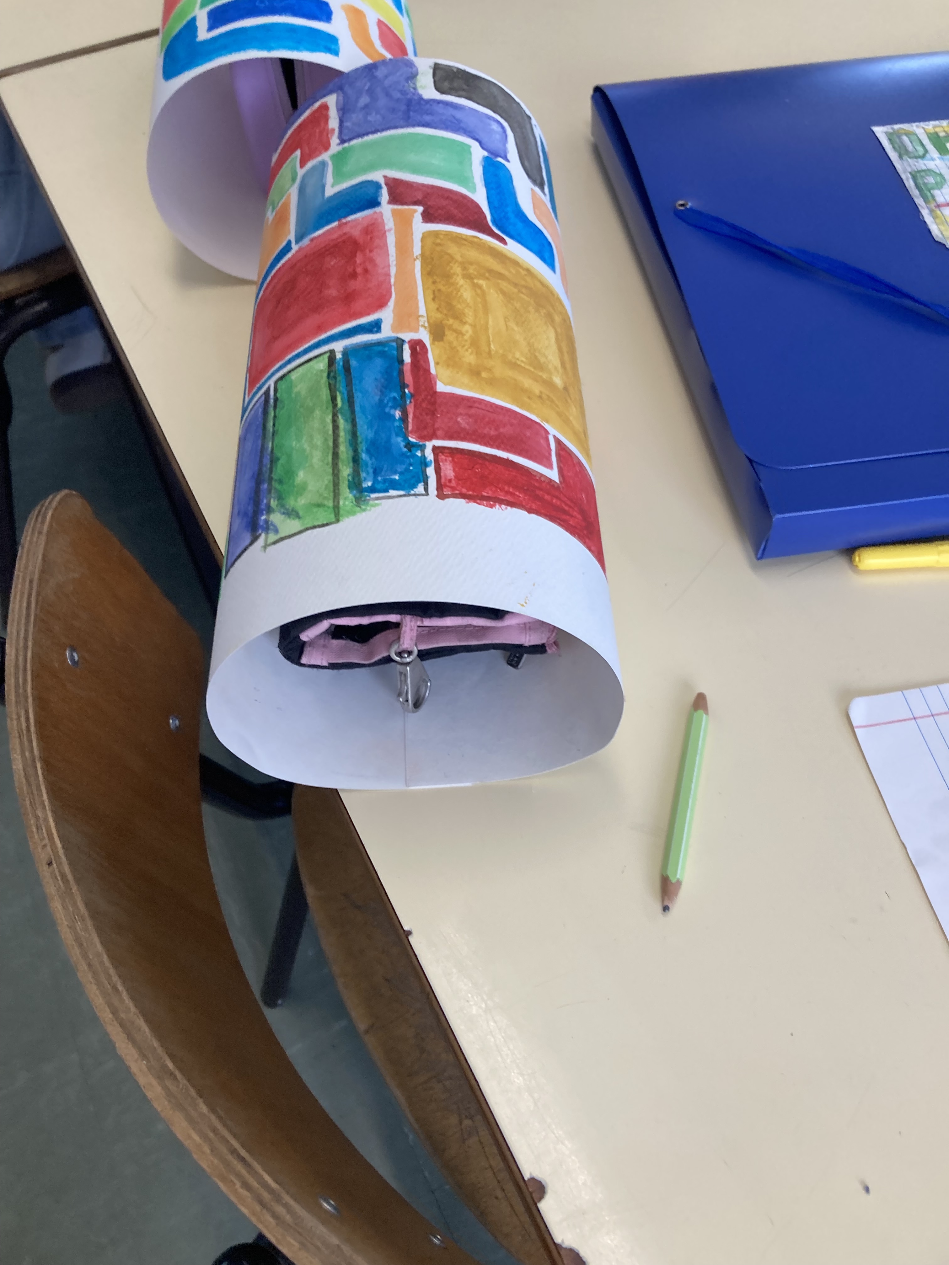 Os alunos deram continuidade ao projeto através da transformação dos seus desenhos em elementos decorativos tridimensionais. Para isso, colaram as folhas pintadas, formando estruturas com efeito cilíndrico, que criaram a ideia de pequenos candeeiros.