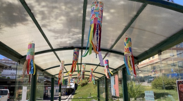 Após a finalização dos candeeiros decorativos, os trabalhos realizados pelos alunos foram colocados num dos caminhos de acesso à horta escolar. Esta etapa marcou a concretização do projeto “Caminhos Coloridos”, permitindo integrar as produções artísticas