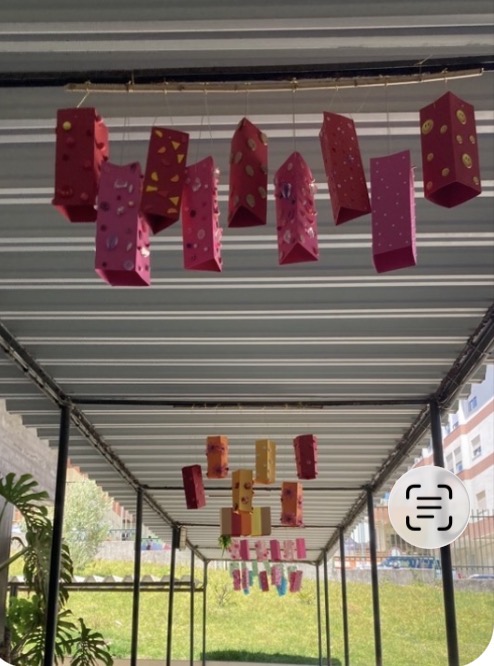 Através da dobragem de papel, foram criadas formas variadas, que depois foram coladas e organizadas em composições criativas. Estas produções ajudaram a enriquecer o percurso até à horta, tornando-o mais diversificado, alegre e visualmente interessante.