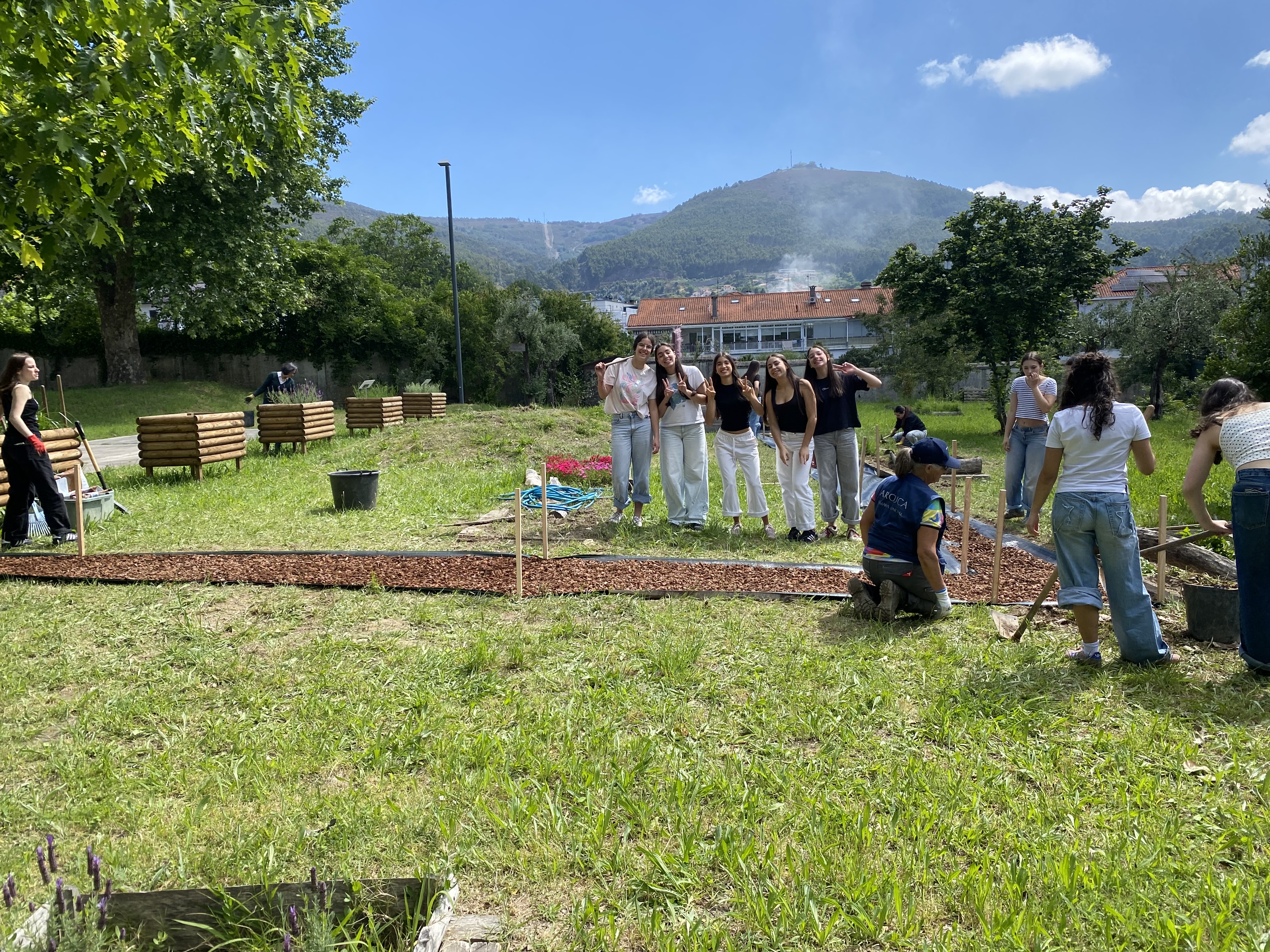 Equipa empenhada na colocação de casca de pinheiro
