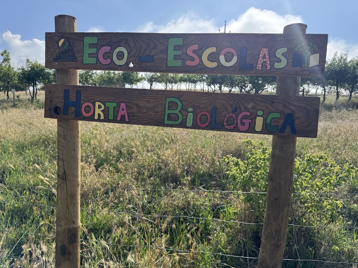 Placa Identificativa da Horta Biológica_Junto aos caminhos coloridos
