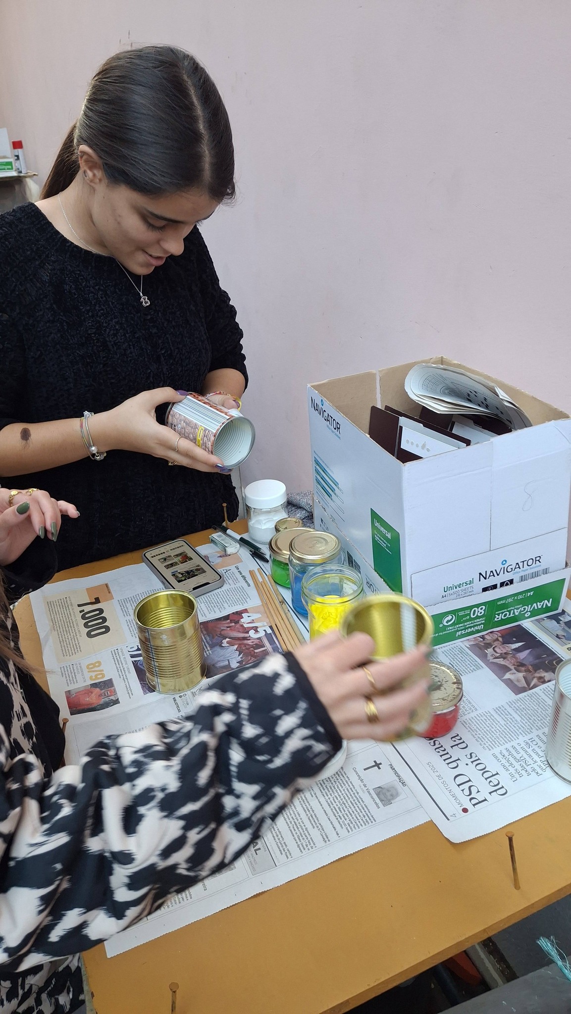 Fotografia 2 – Recolha e separação de resíduos
Alunos a realizar a recolha e seleção dos materiais reutilizáveis utilizados no projeto.