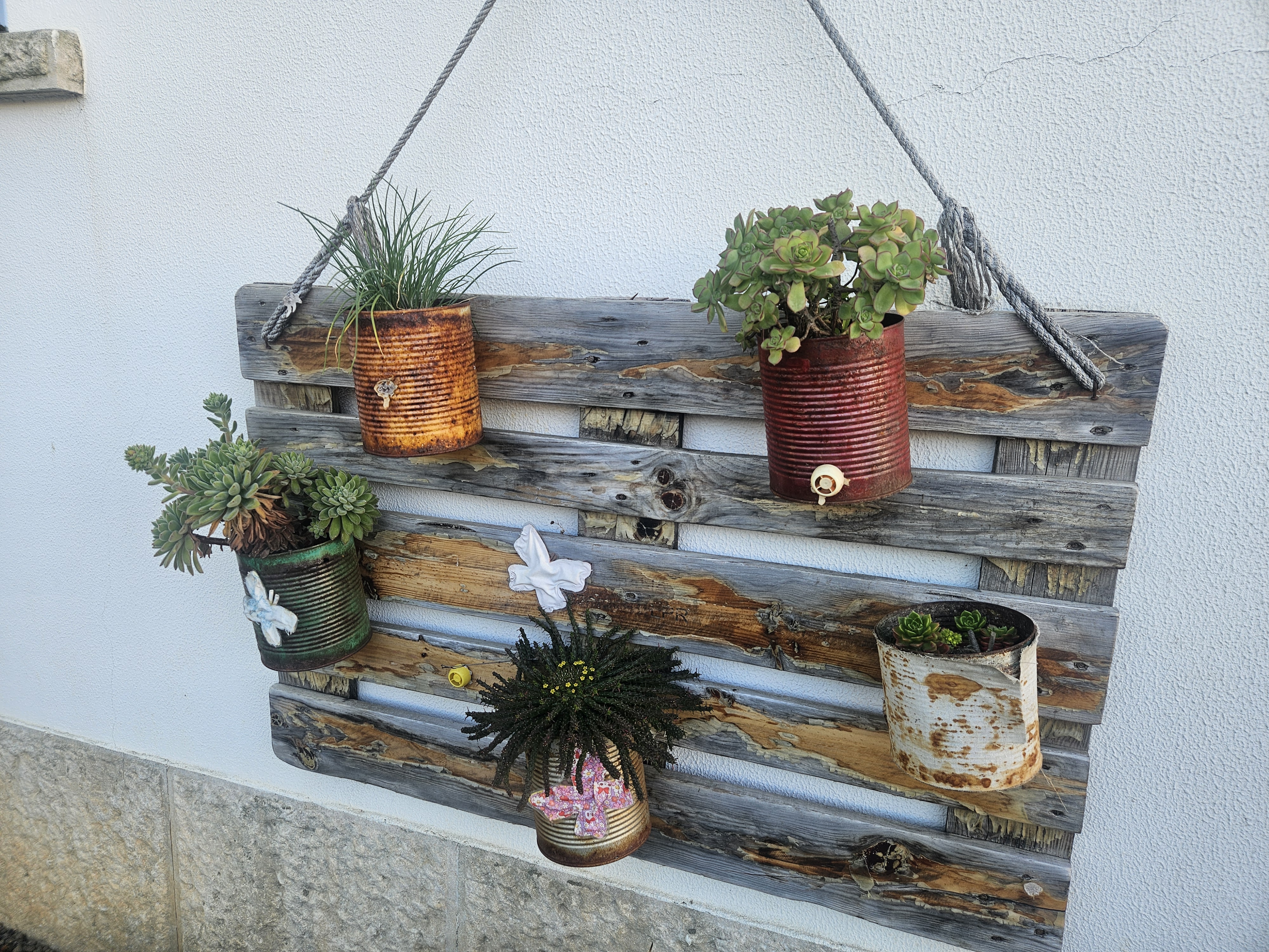 Aceitámos o desafio visto que algum material decorativo do recreio já evidenciava algum desgaste e erosão.
