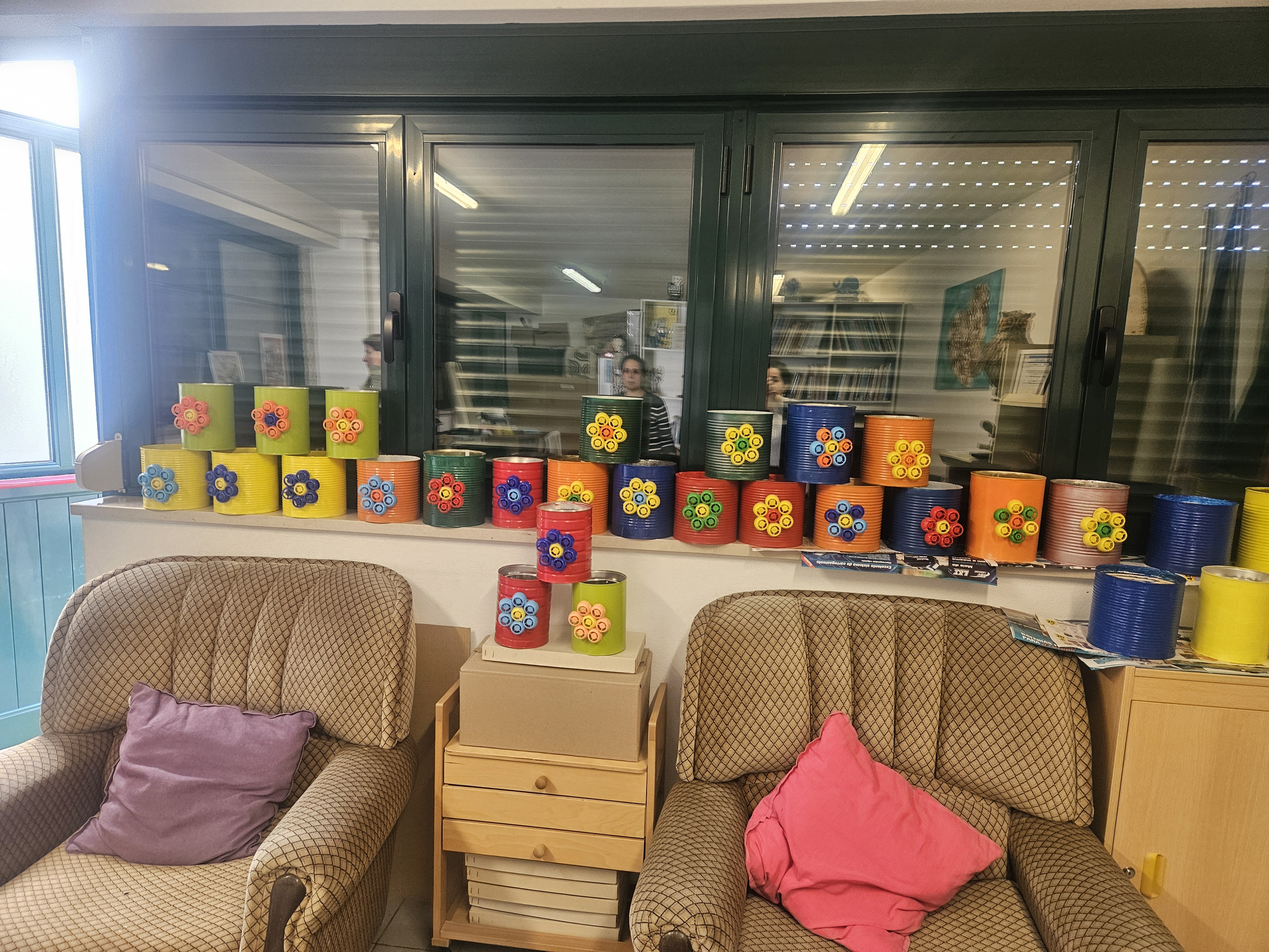Pintámos e decorámos varias latas.