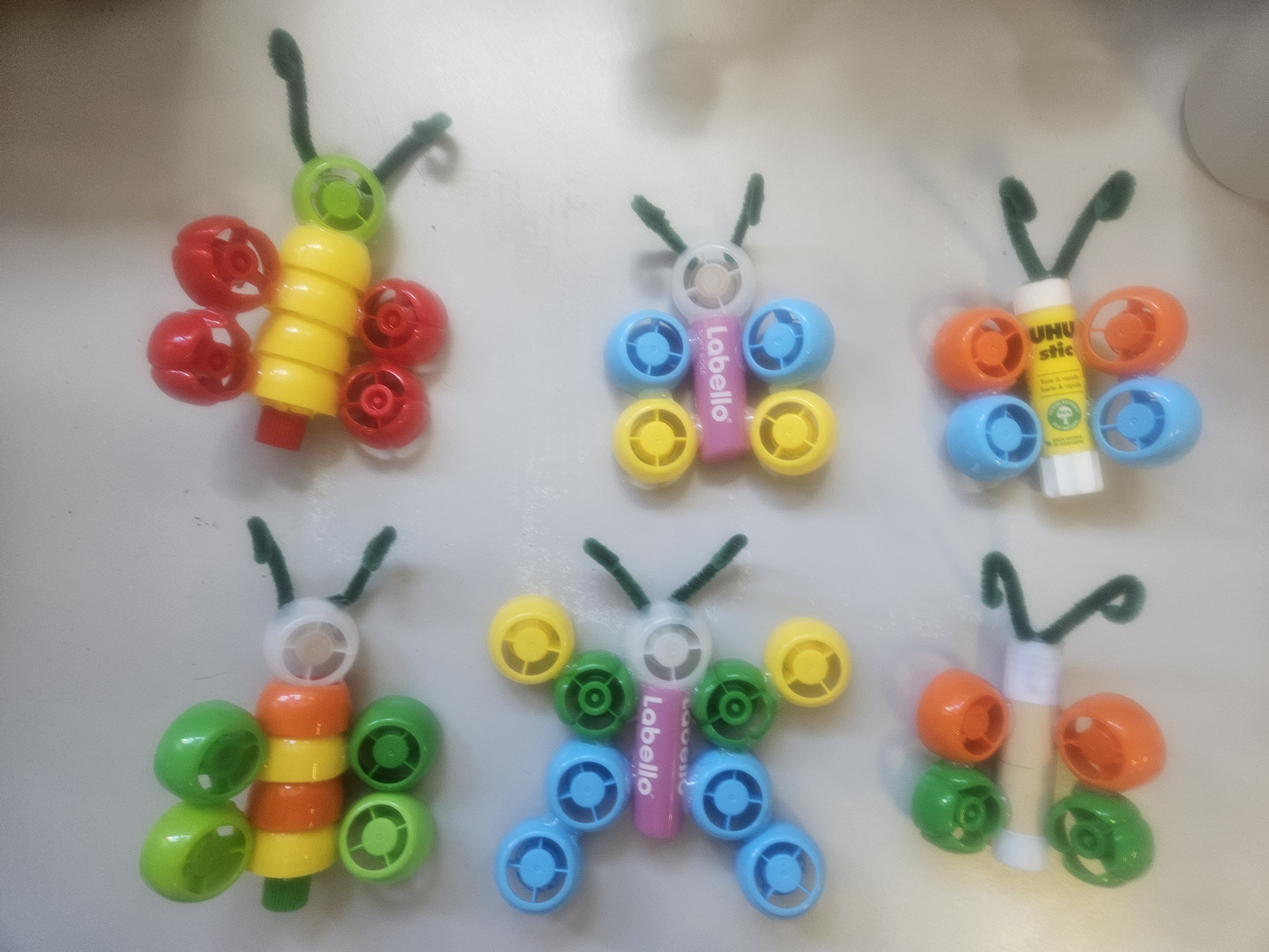 Colámos várias tampas e tubos e fizemos insetos