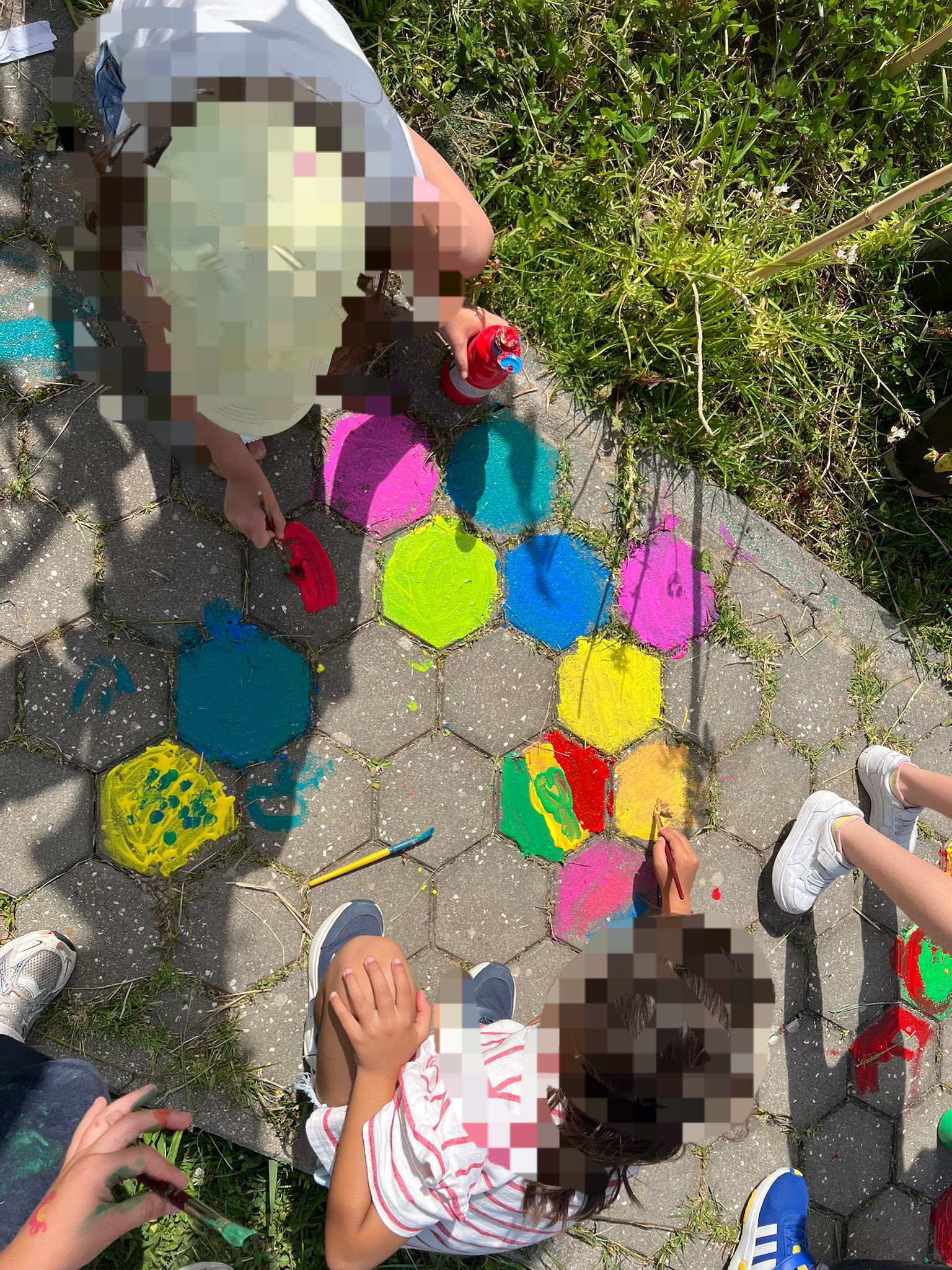 os alunos a pintar o chão