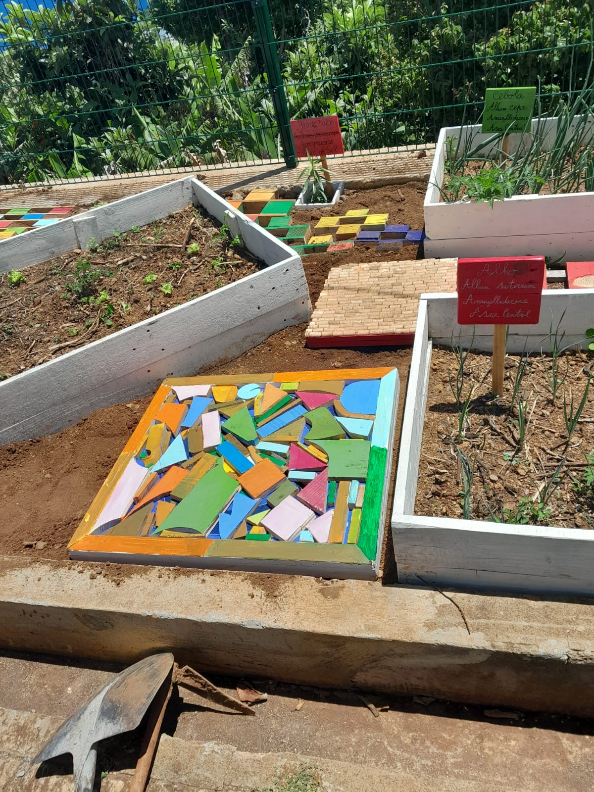 criação de bases de madeira, um com vários pedaços de madeira coloridos e diferentes formatos, outro com rolhas, bem como com cubos das paletes pintadas.