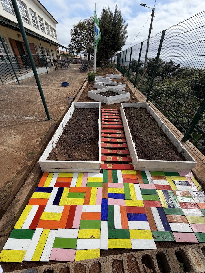 Soalho/tacos de madeira que foram pintados de forma a obter um passadiço colorido