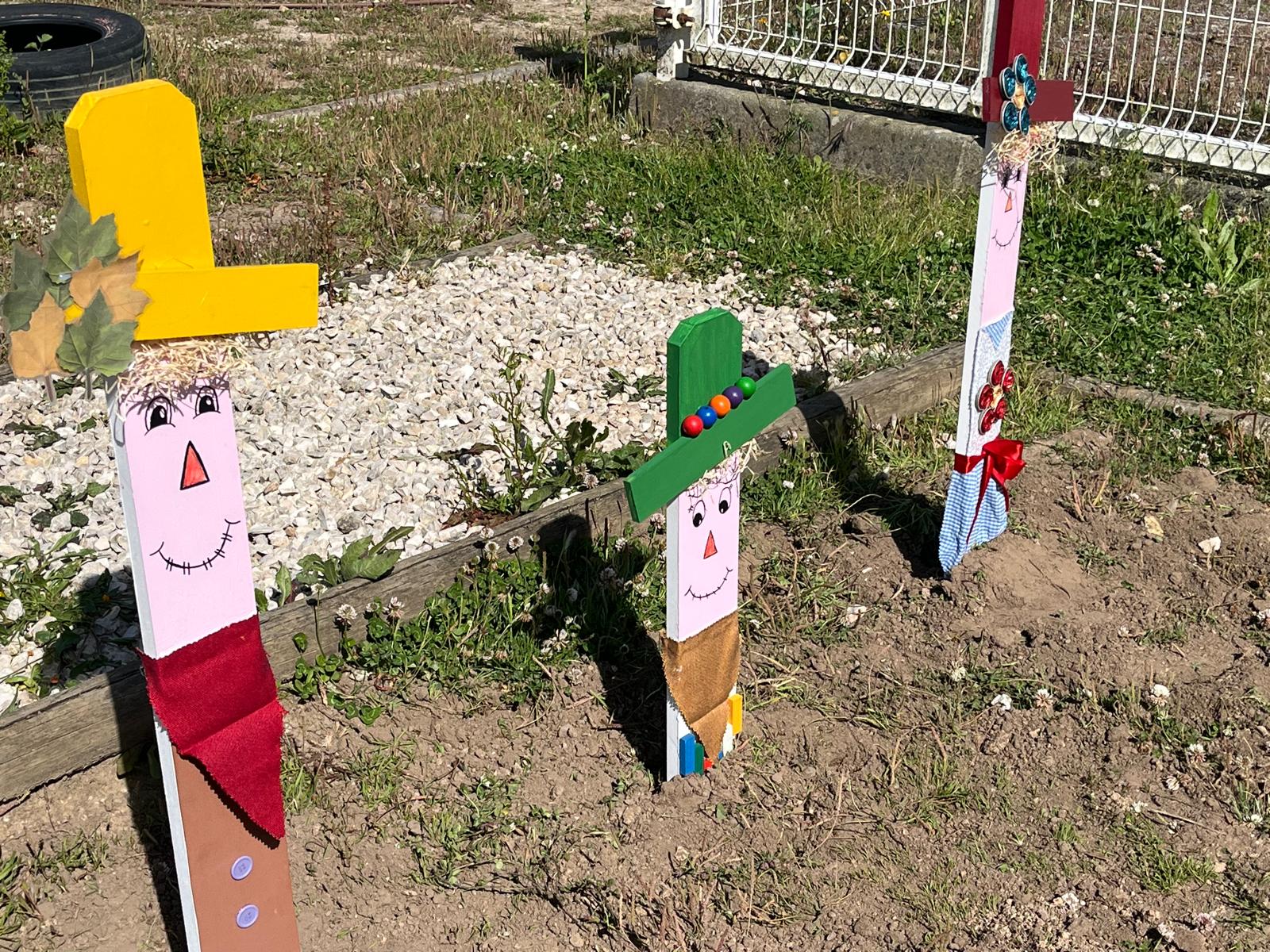 Decoração com os espantalhos com materiais reciclados