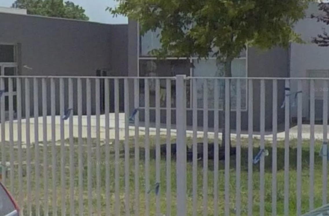 O espaço exterior antes da intervenção com "Caminhos coloridos"