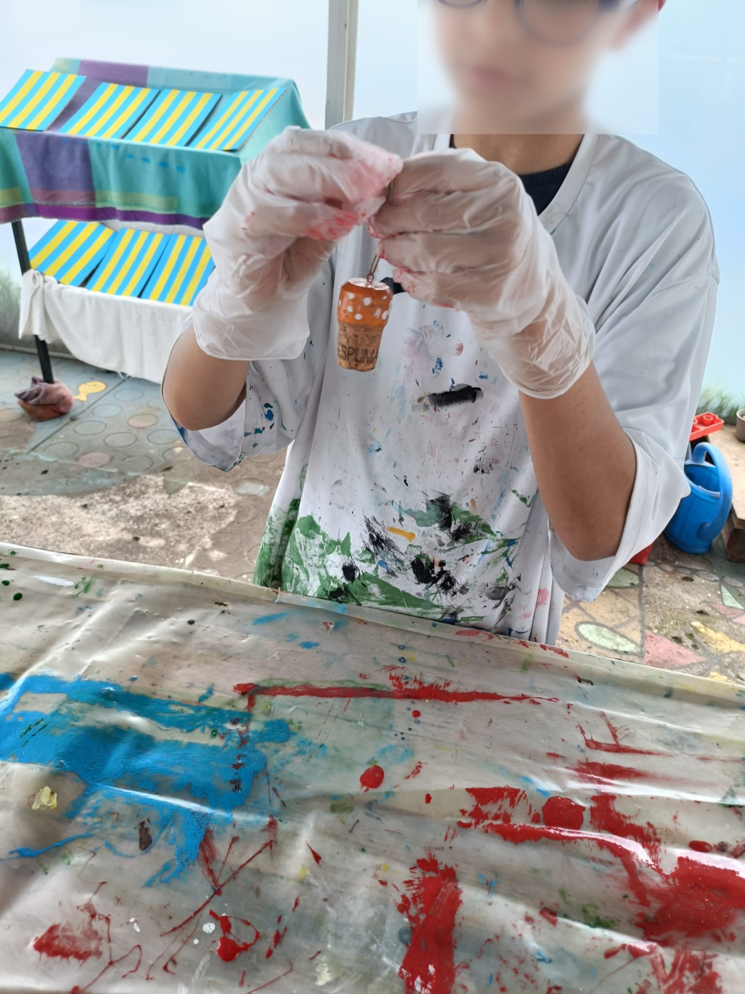 Criança na pintura dos cogumelos decorativos