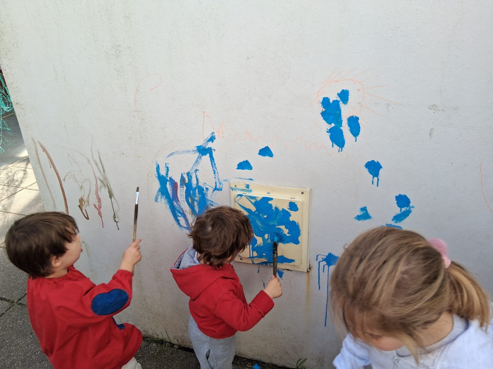 Ajudantes mais pequeninos da sala da creche ajudaram a colorir