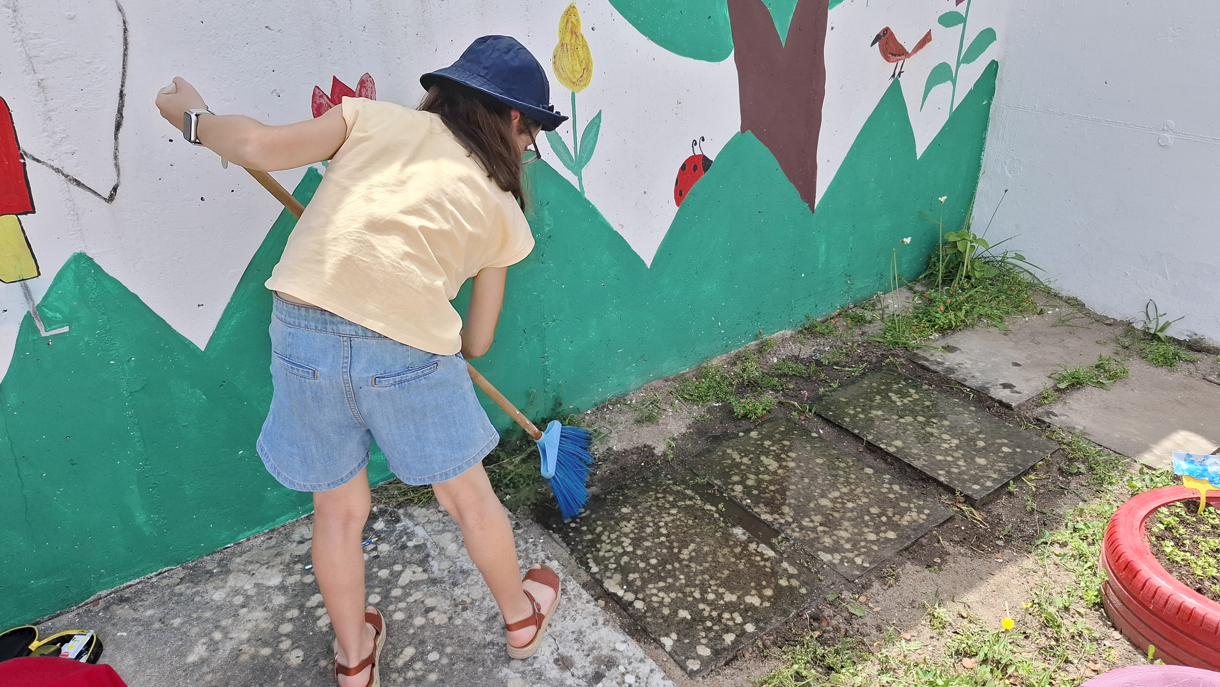 Preparação dos caminhos, os alunos lavram o pavimento onde iriam desenhar o projeto realizado na sala de aula.