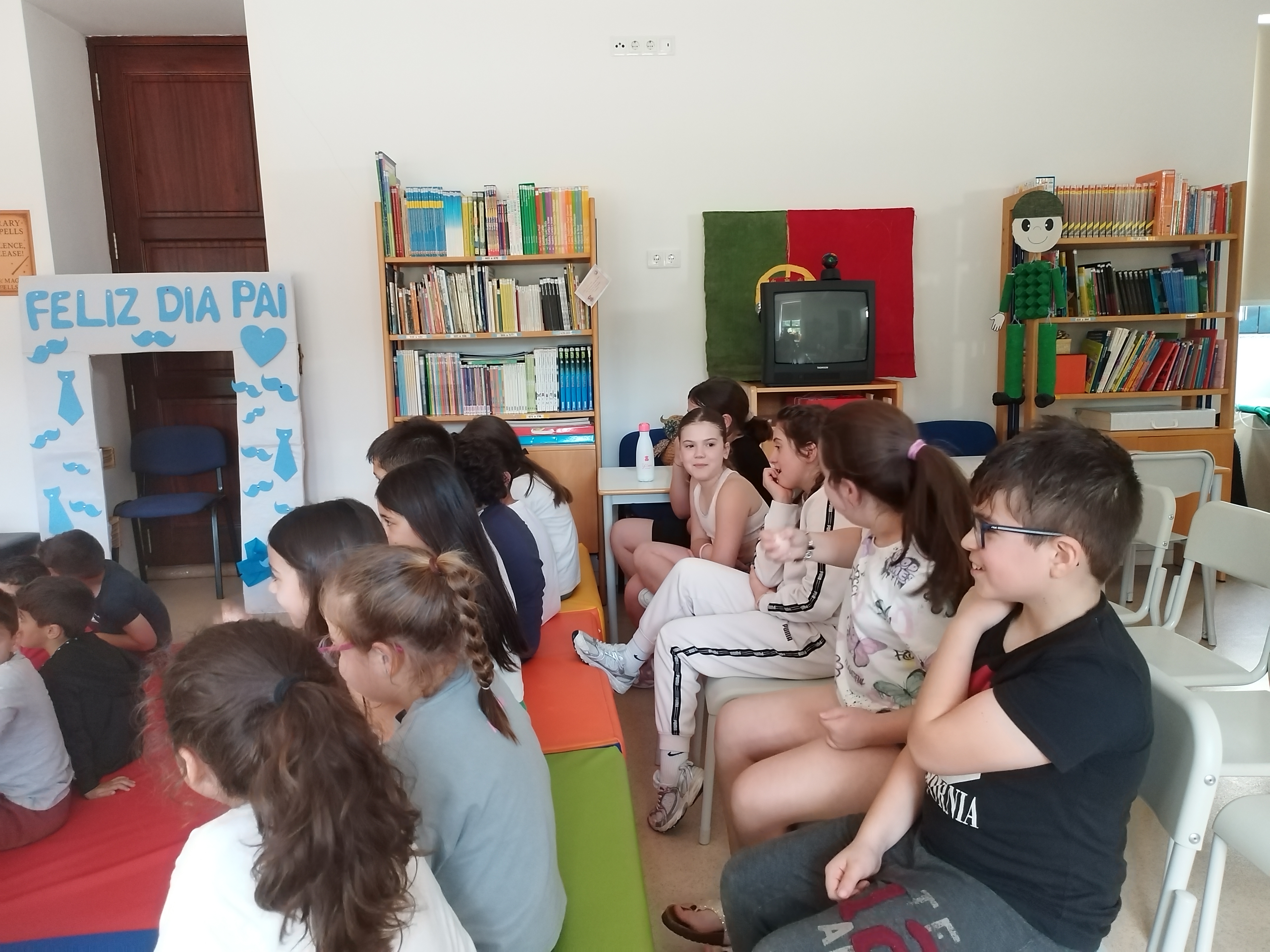 Os alunos reuniram-se para debaterem/apresentarem ideias para colorir o caminho para a horta.