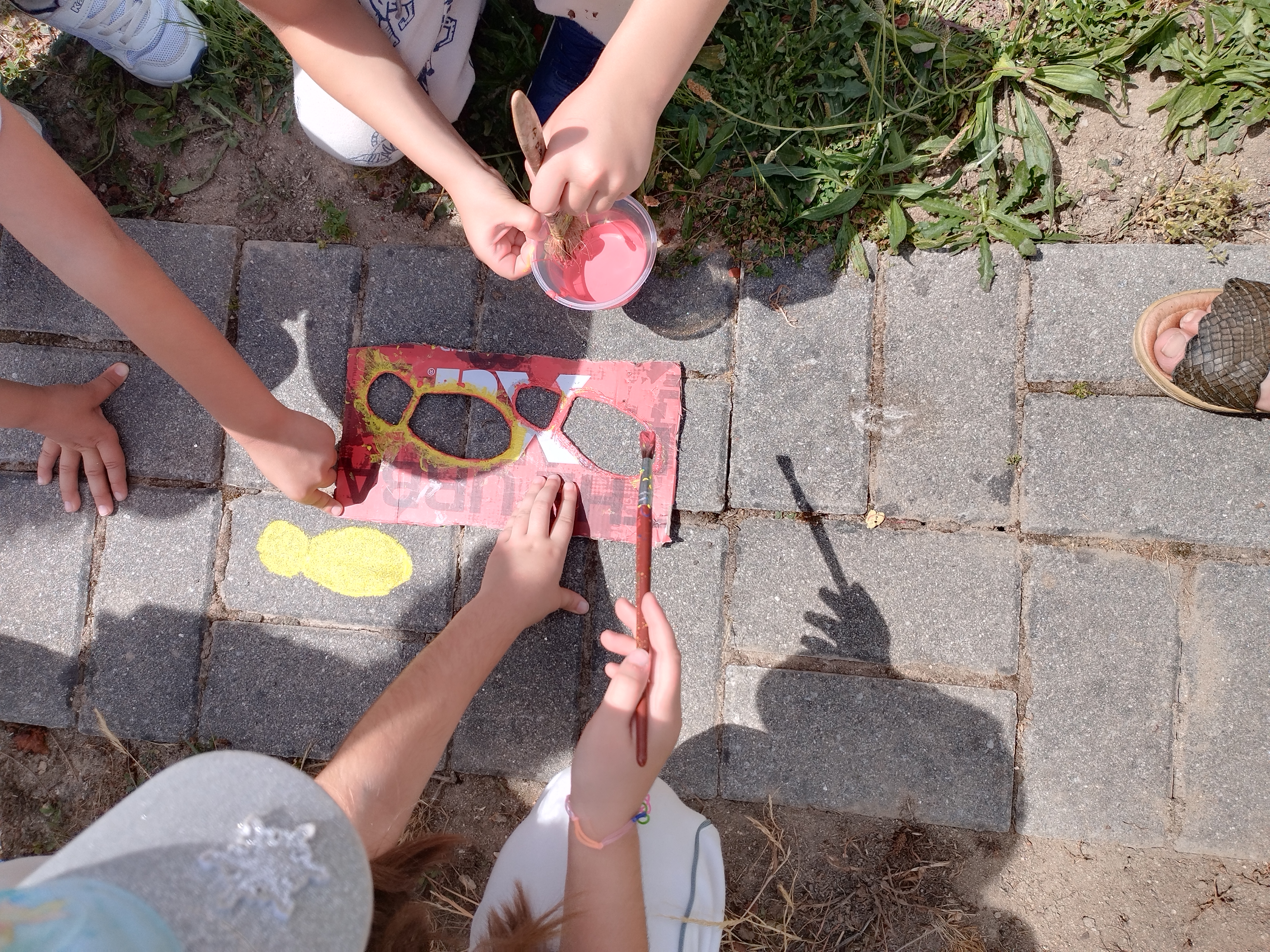 Envolvimento dos alunos na decoração do caminho.