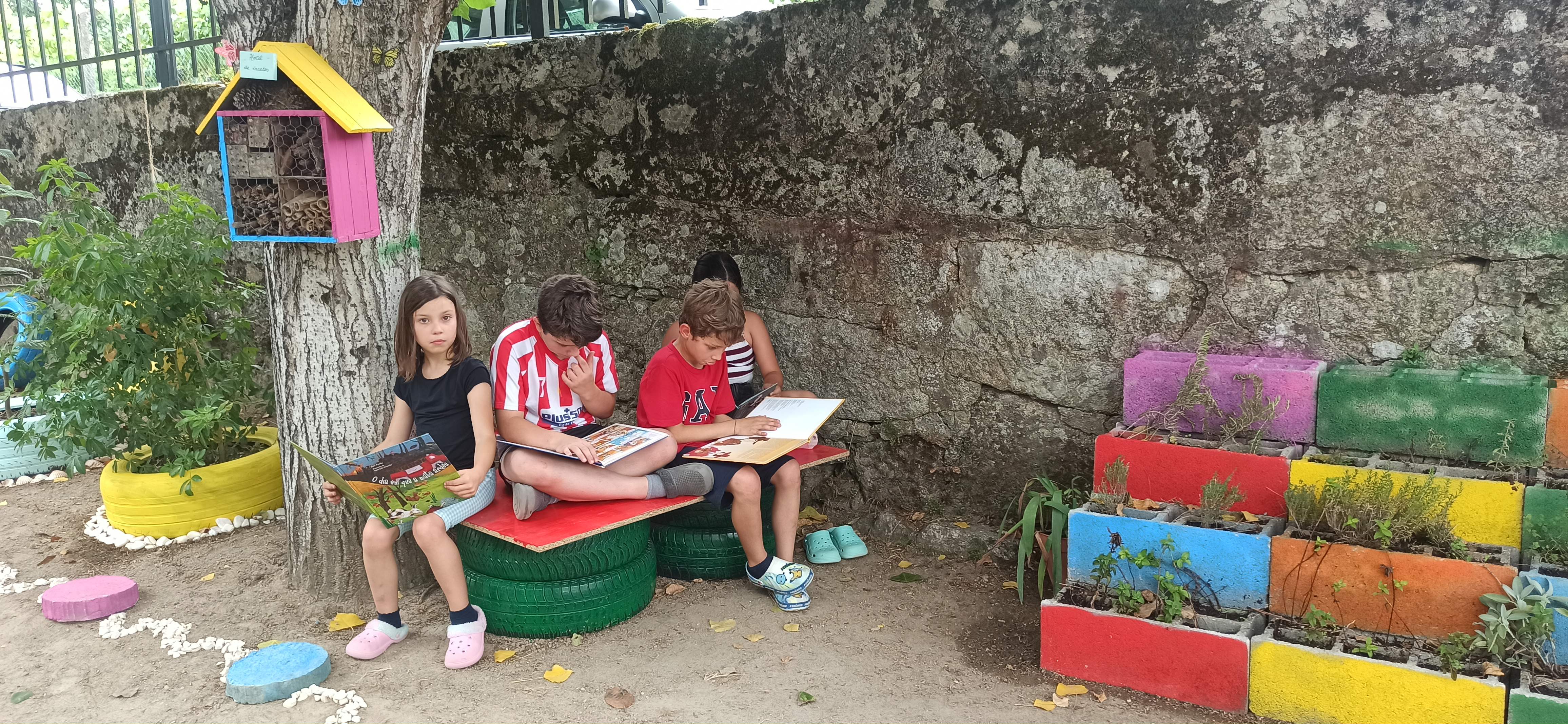 O nosso jardim é agora muito procurado pelos nossos alunos nos dias de muito calor para relaxarem e lerem.