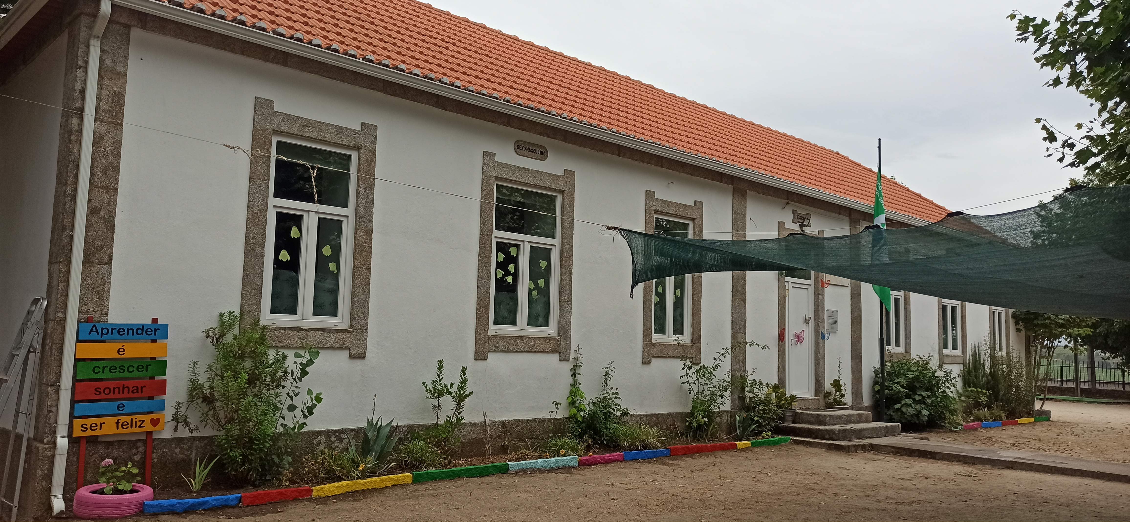 A nossa escola ficou com este aspeto depois de arranjarmos o nosso jardim.