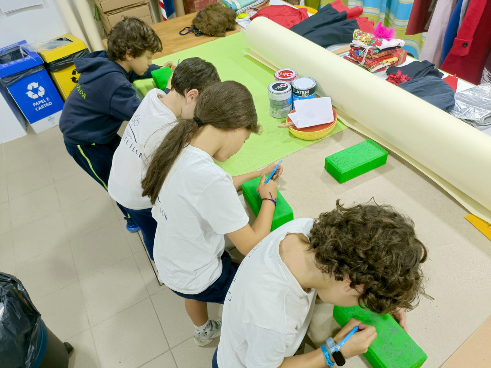 Pintura das pedras escolhidas para utilização para a formação do espaço LadyBug