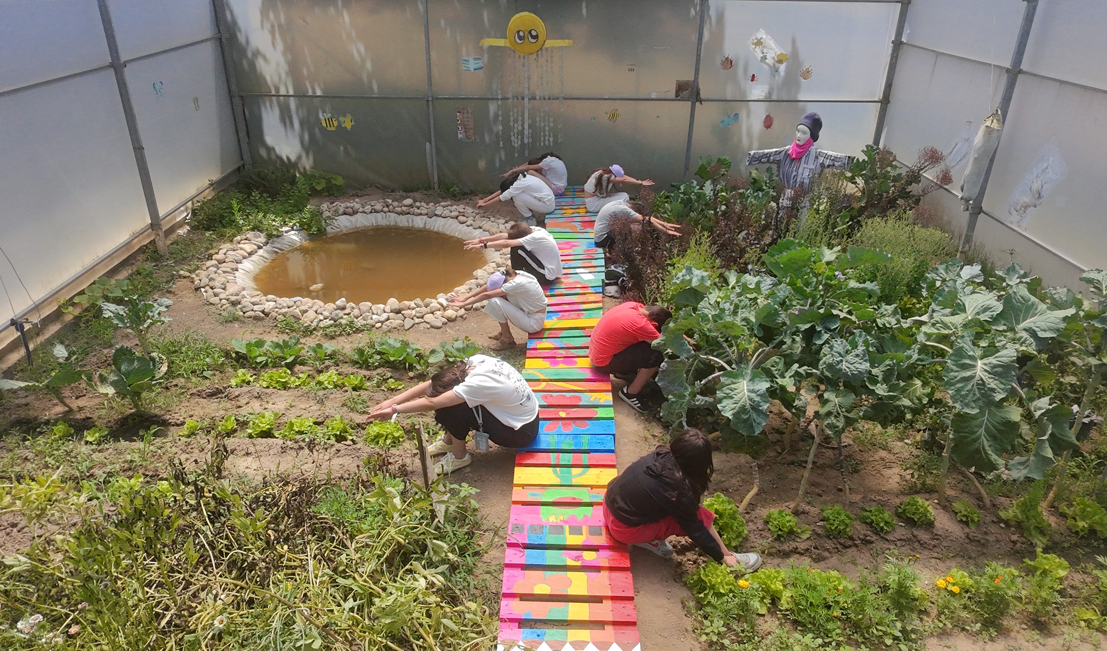O contributo dos alunos na criação  dos Caminhos Coloridos, para além  de embelezar o espaço, despertou o envolvimento e fortaleceu o espírito de cooperação e o respeito pelo património comum.
