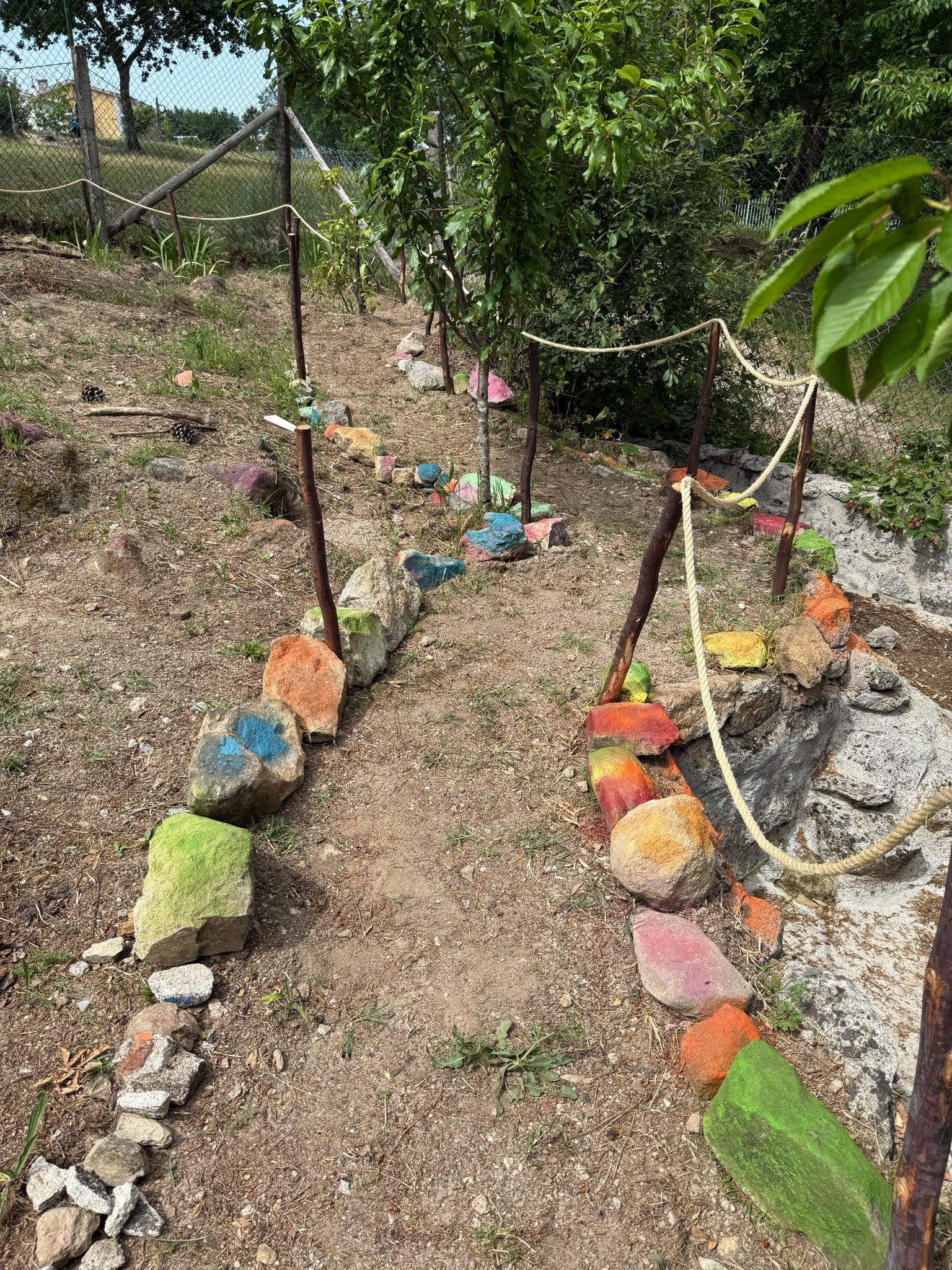 Caminho colorido em construção.