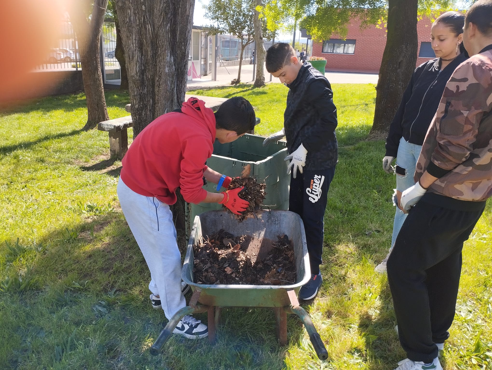 Recolha de substrato produzido pelo biocompostor da escola que foi, posteriormente, utilizado no plantio. Deste modo, foi possível criar uma economia circular, conseguido com a deposição de resíduos da horta no biocompostor no início do ano letivo.
