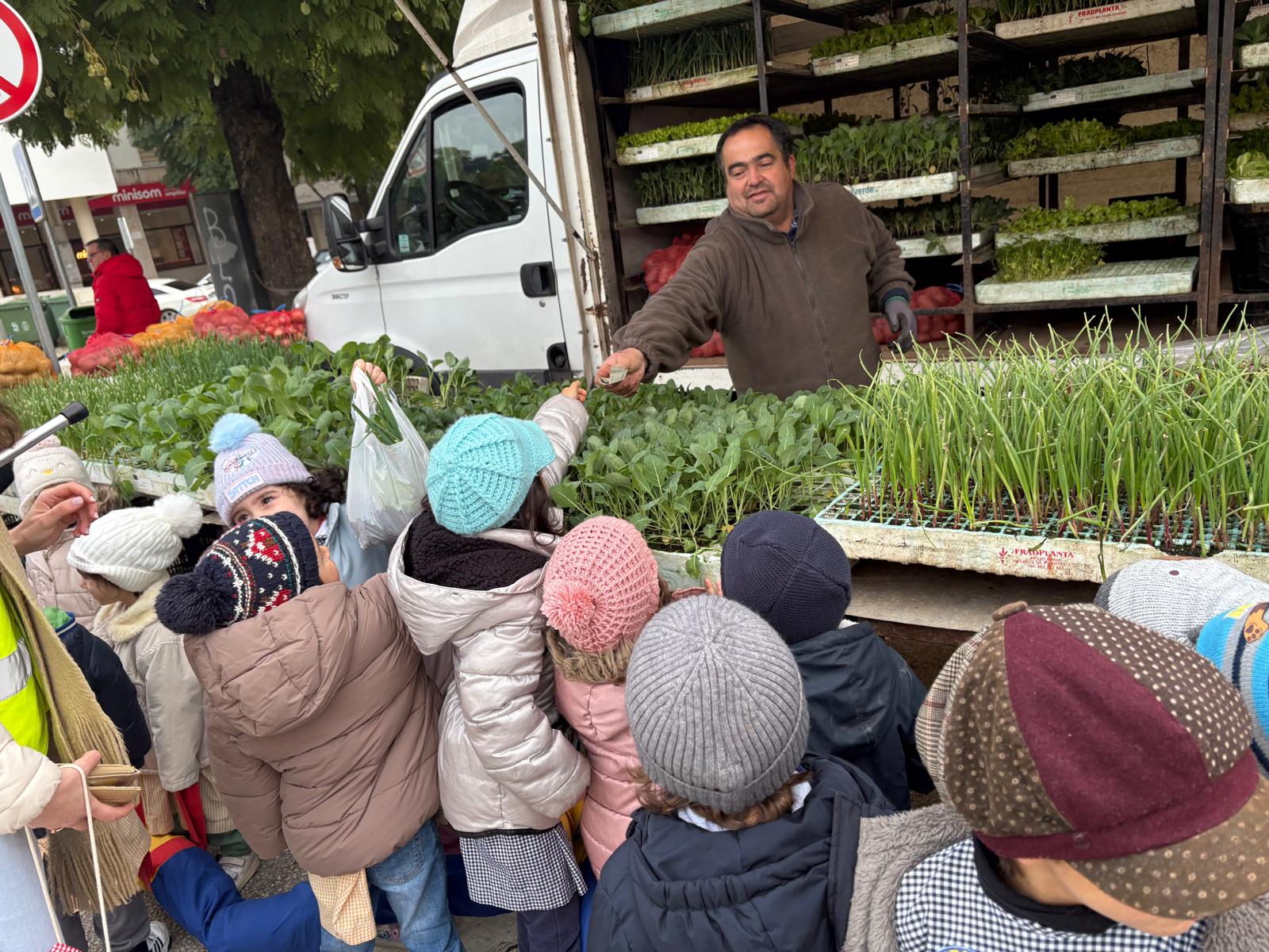 Numa das idas ao mercado local, o grupo de crianças foi comprar alguns dos legumes a plantar na horta.
