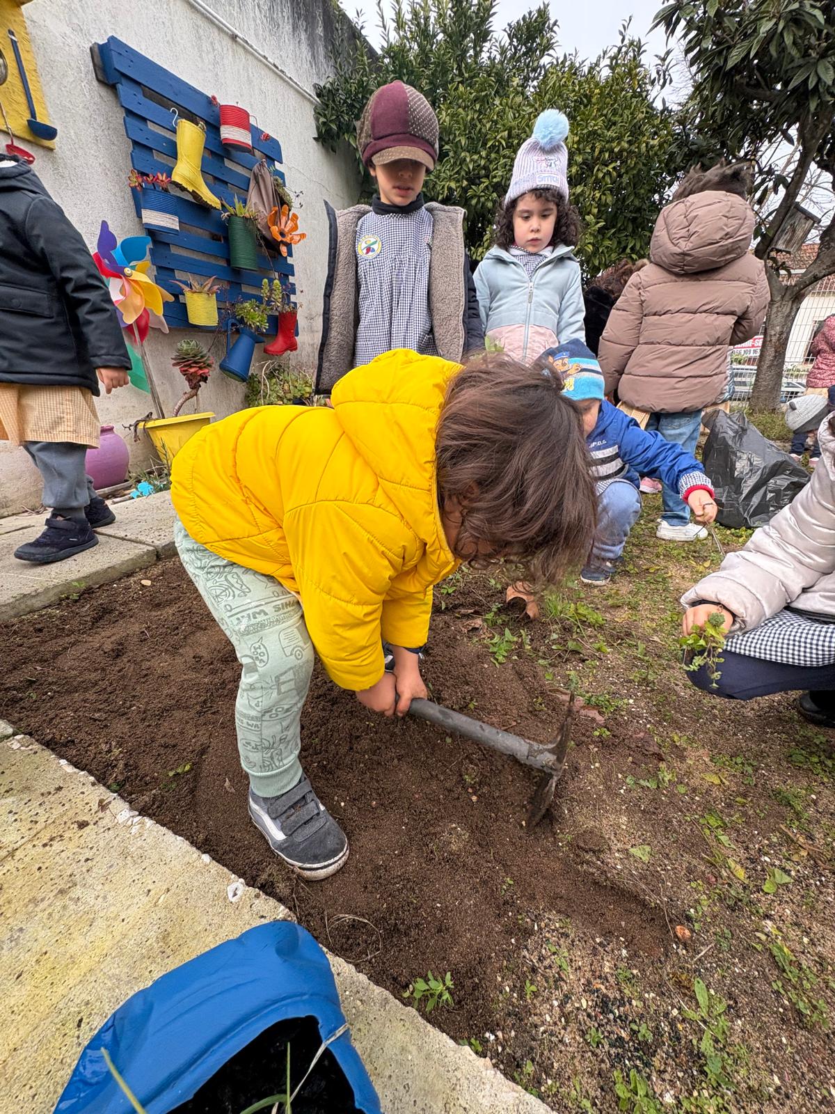 Uma das crianças do grupo ajudou a preparar a terra (cavar).