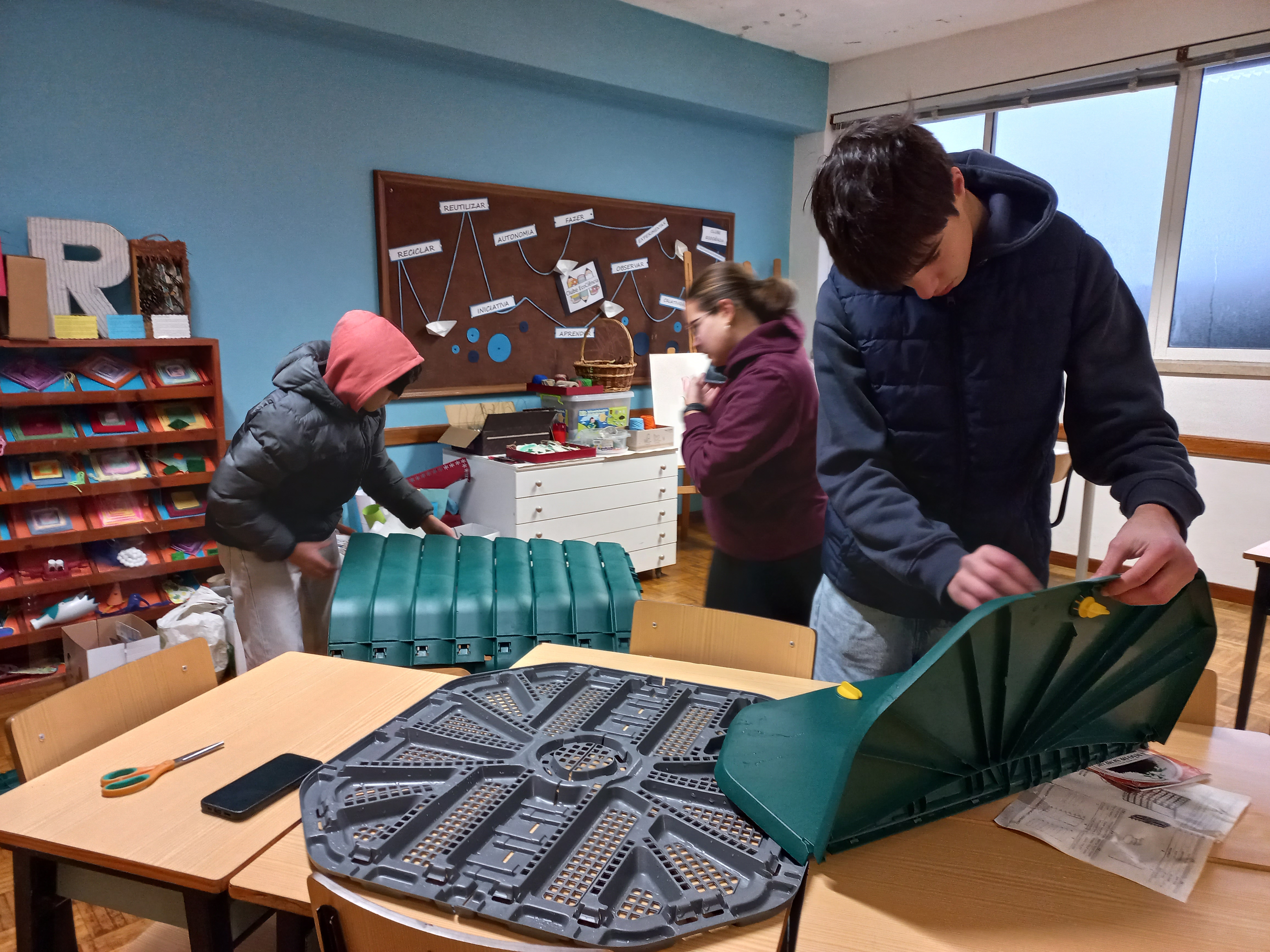Os alunos do 9.º ano montam o compostor.