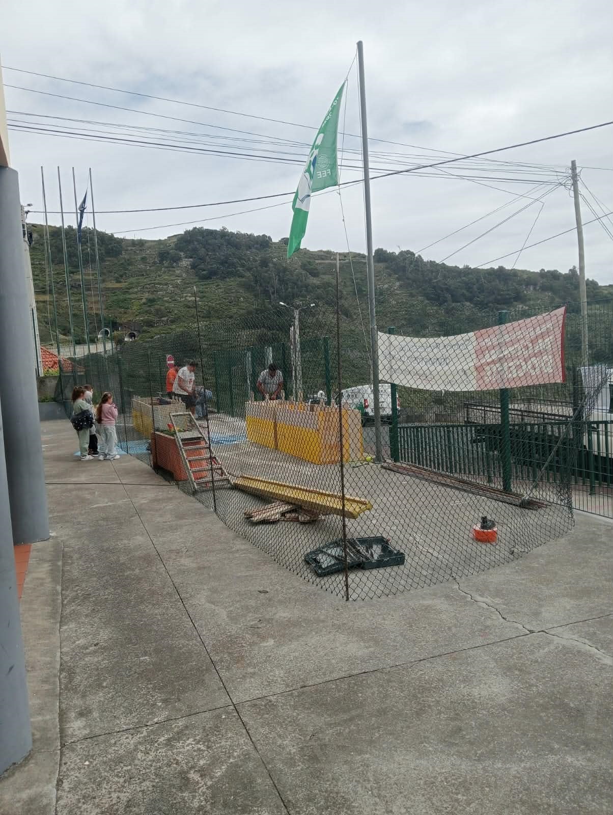 Construção dos canteiros pela Câmara Municipal da Ribeira Brava.