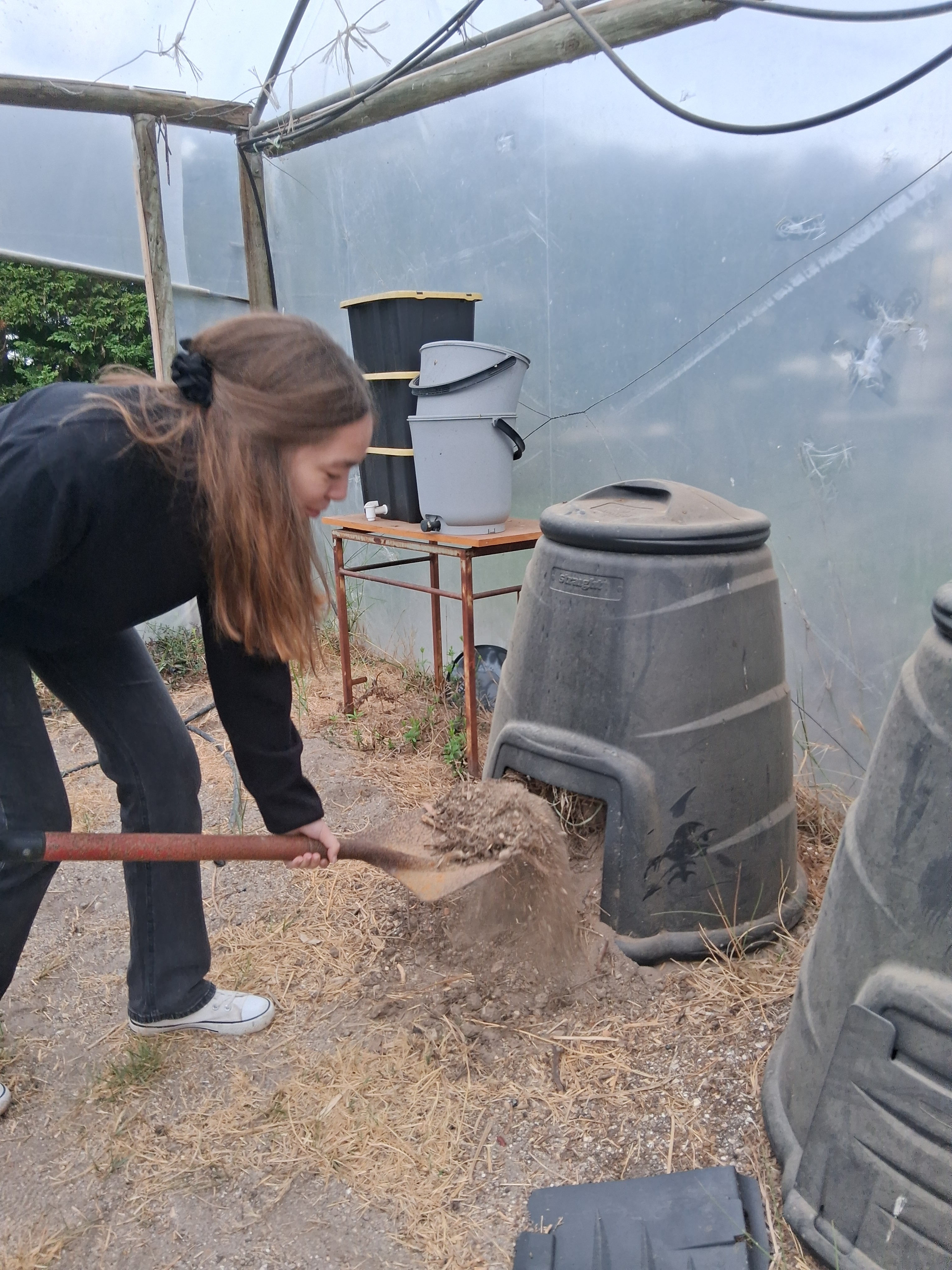 O adubo produzido nos nossos compostores irá servir para adubar o nosso terreno.