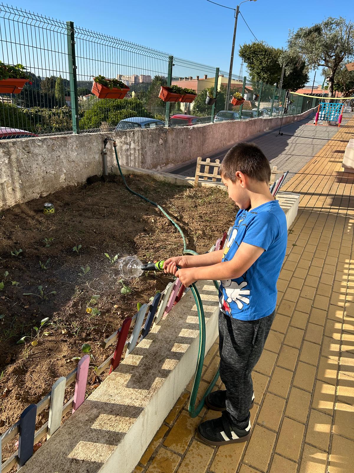 O nosso João, que é um menino muito especial, que adora cuidar da horta