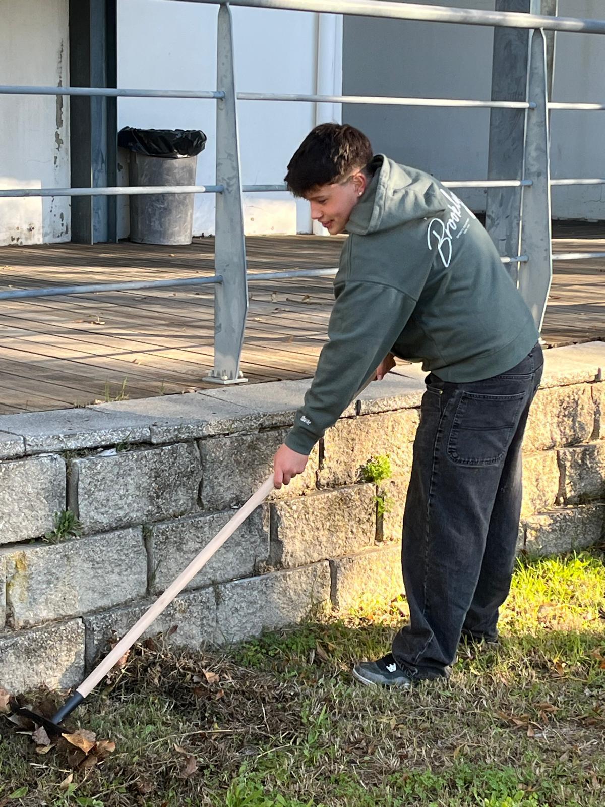Remoção de ervas daninhas e revolvimento da terra para o futuro espaço da horta.
