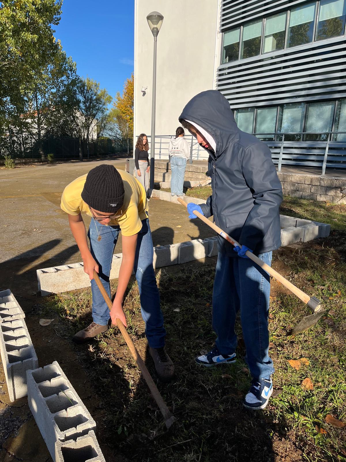 Colocação de blocos (cedidos pela Junta de Freguesia) para delimitar o espaço da horta.