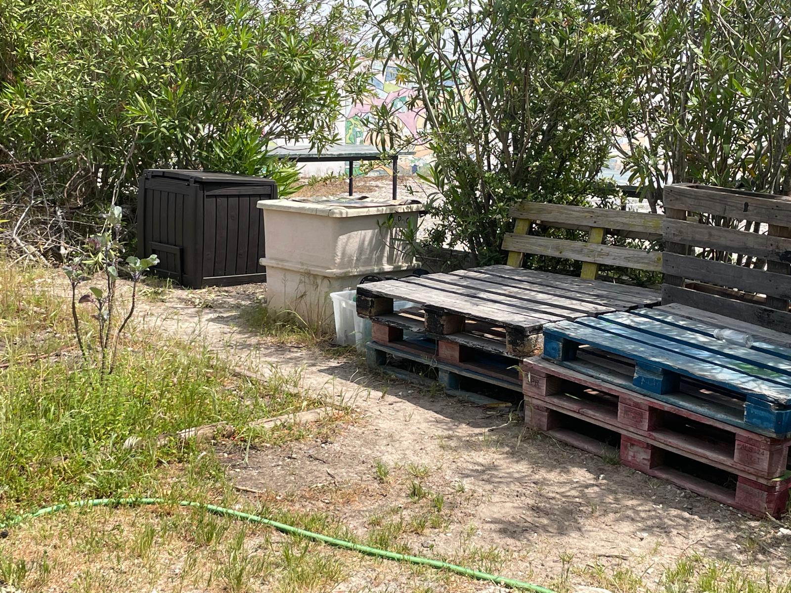 Zona de descanso, compostor e recolha de água da chuva na horta